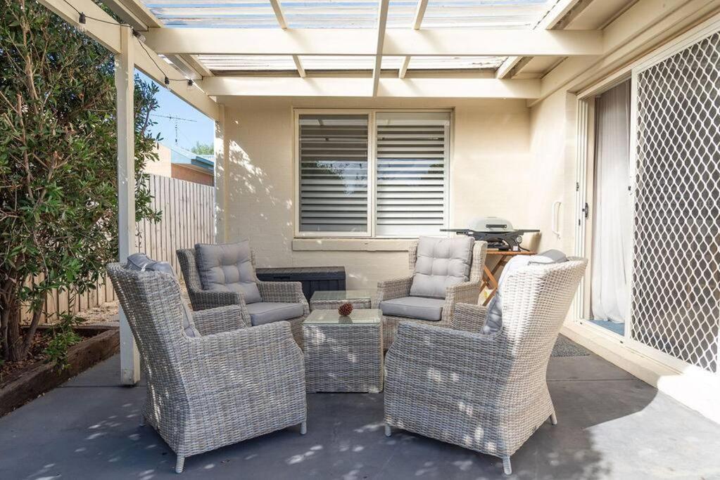 Charming Cottage, 7 mins walk to the beach and golf!