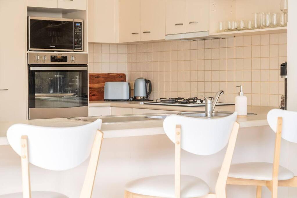 Charming Cottage, 7 mins walk to the beach and golf!