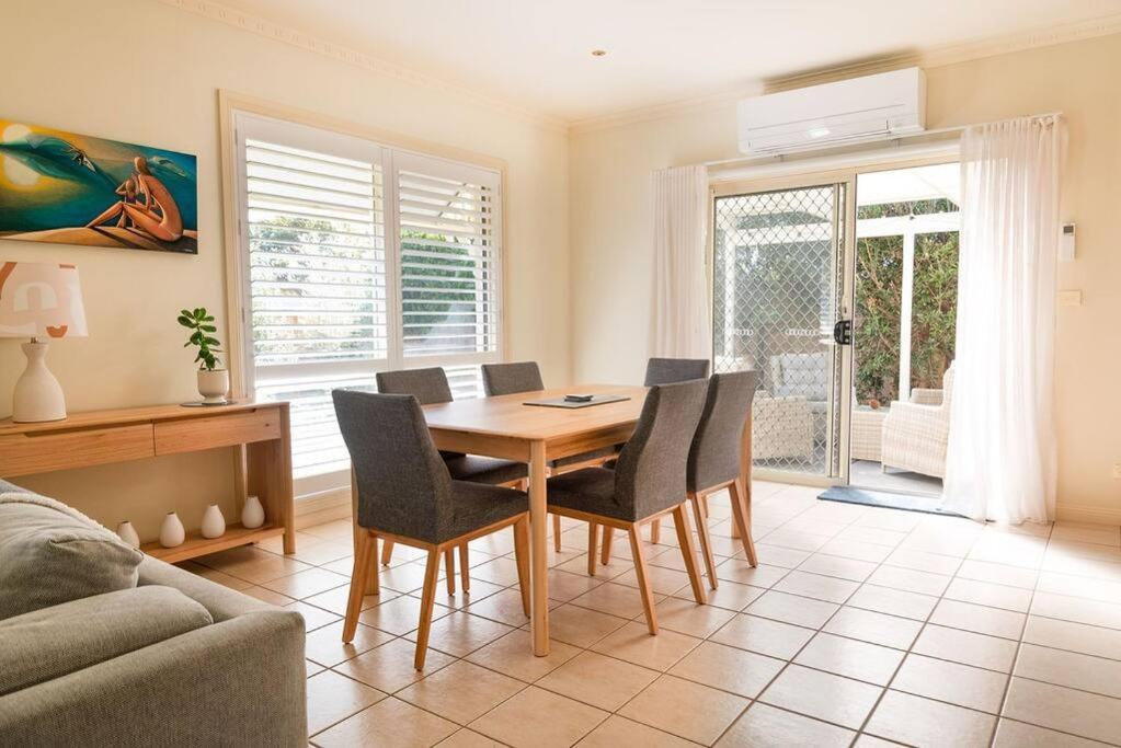 Charming Cottage, 7 mins walk to the beach and golf!