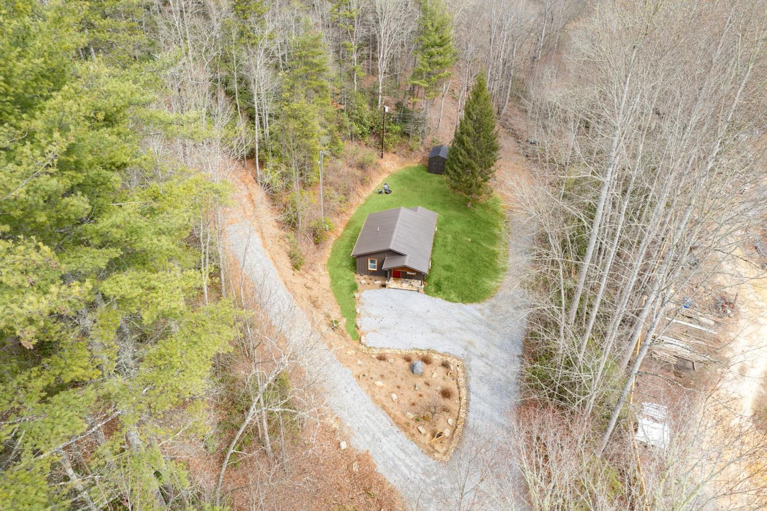 Bear’s Place by AvantStay Cozy Mountain Cabin in Brevard Firepit