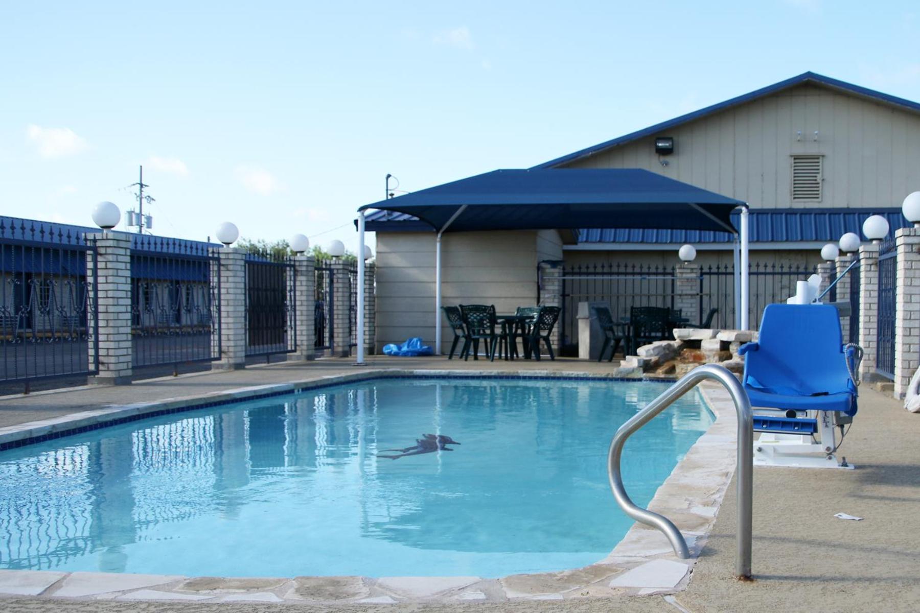 Rodeway Inn Llano view 3