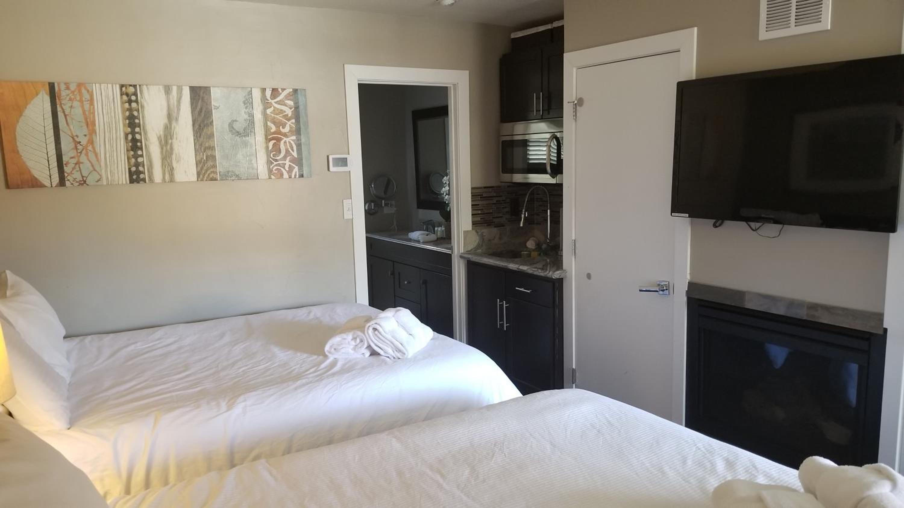 Gondola Lodge with 5-dollar Beach Voucher