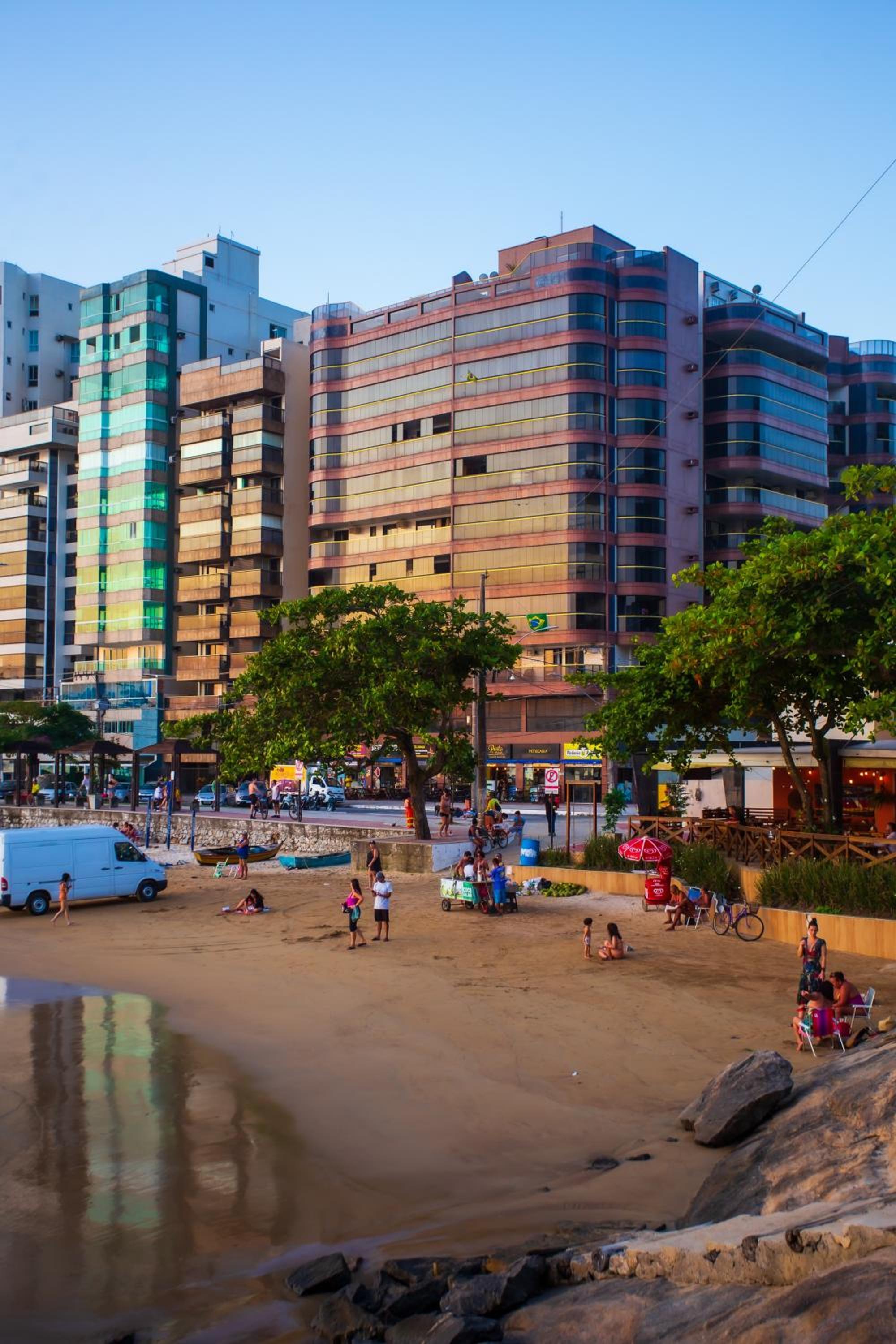 Luxo e conforto à beira-mar em canto nobre da praia