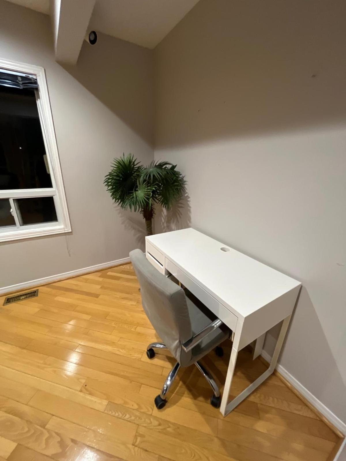 Luxurious Private Room Close to Amenities 25 Min to Downtown Toronto P2b