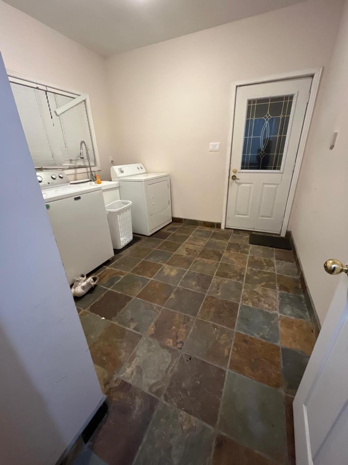 Luxurious Private Room Close to Amenities 25 Min to Downtown Toronto P2b
