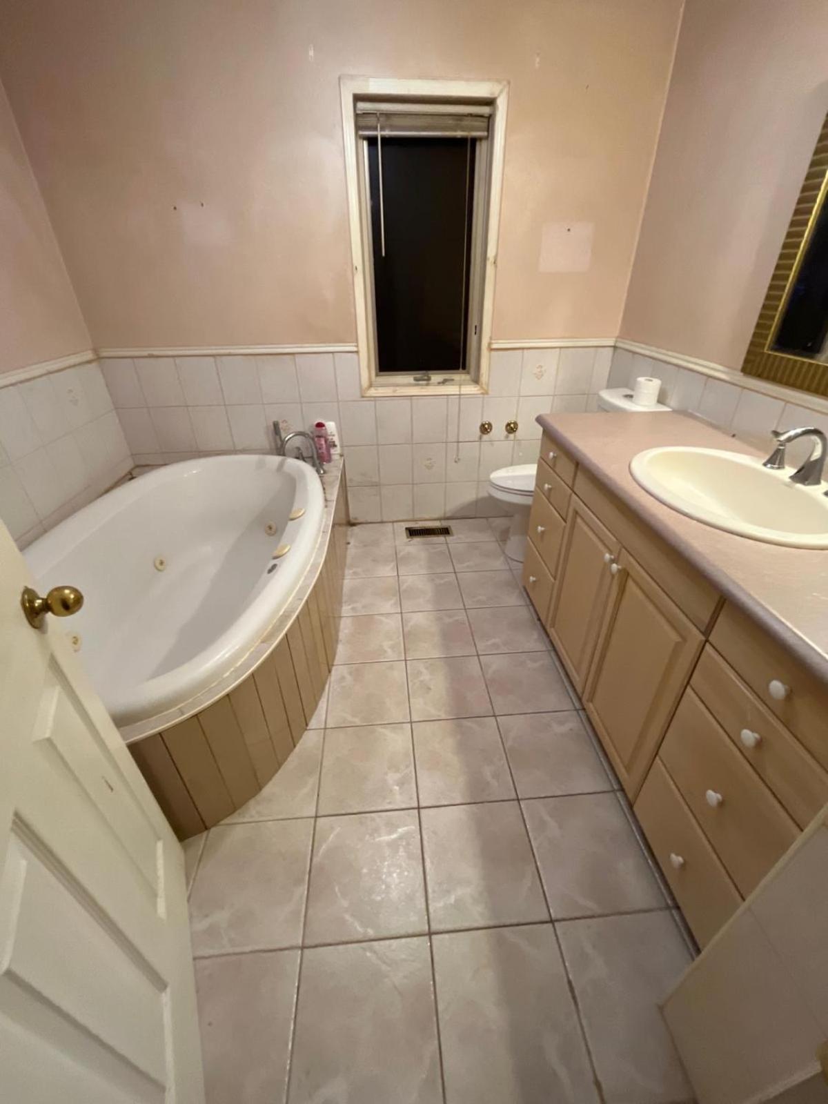 Luxurious Private Room Close to Amenities 25 Min to Downtown Toronto P2b