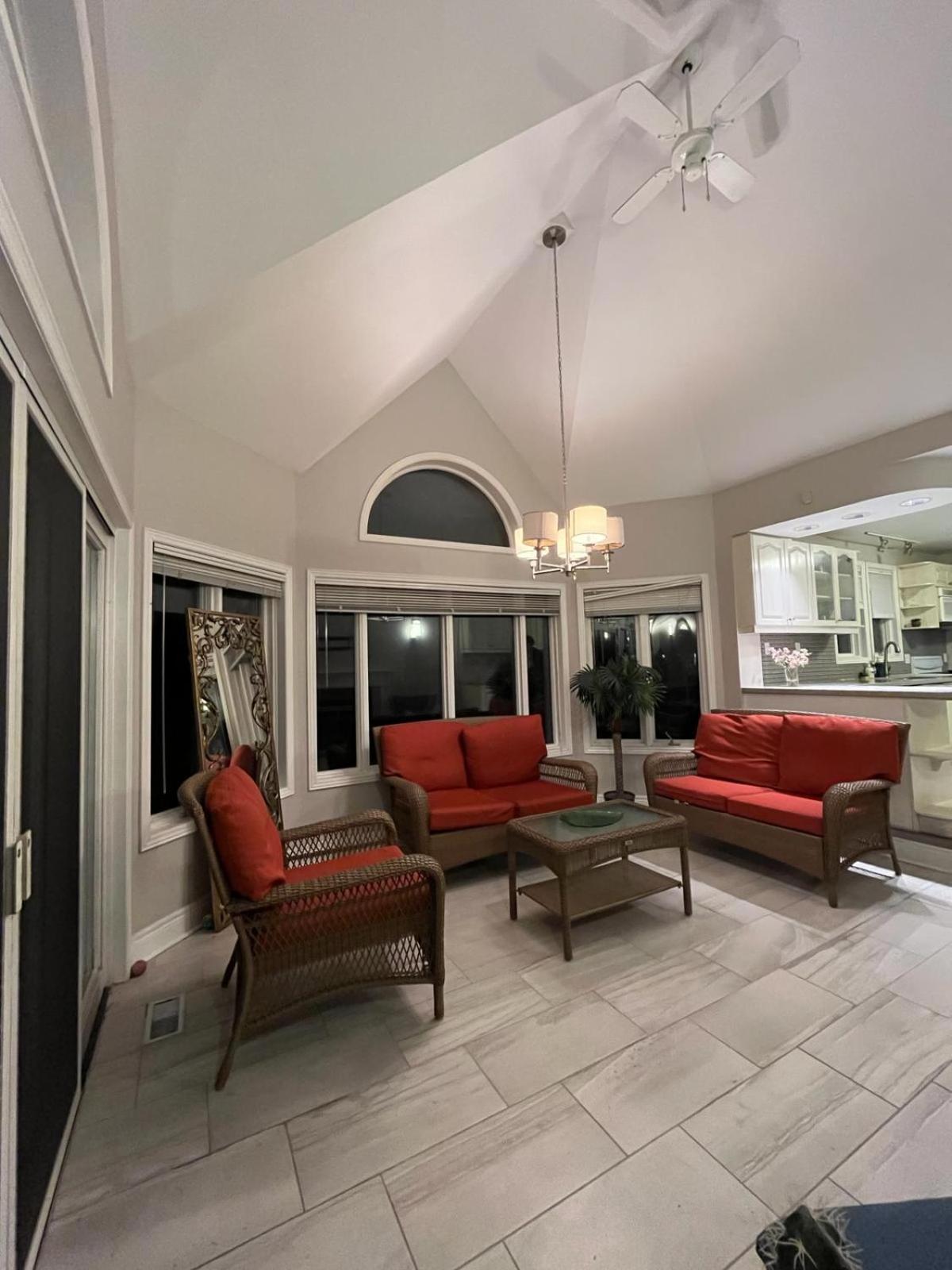 Luxurious Private Room Close to Amenities 25 Min to Downtown Toronto P2b