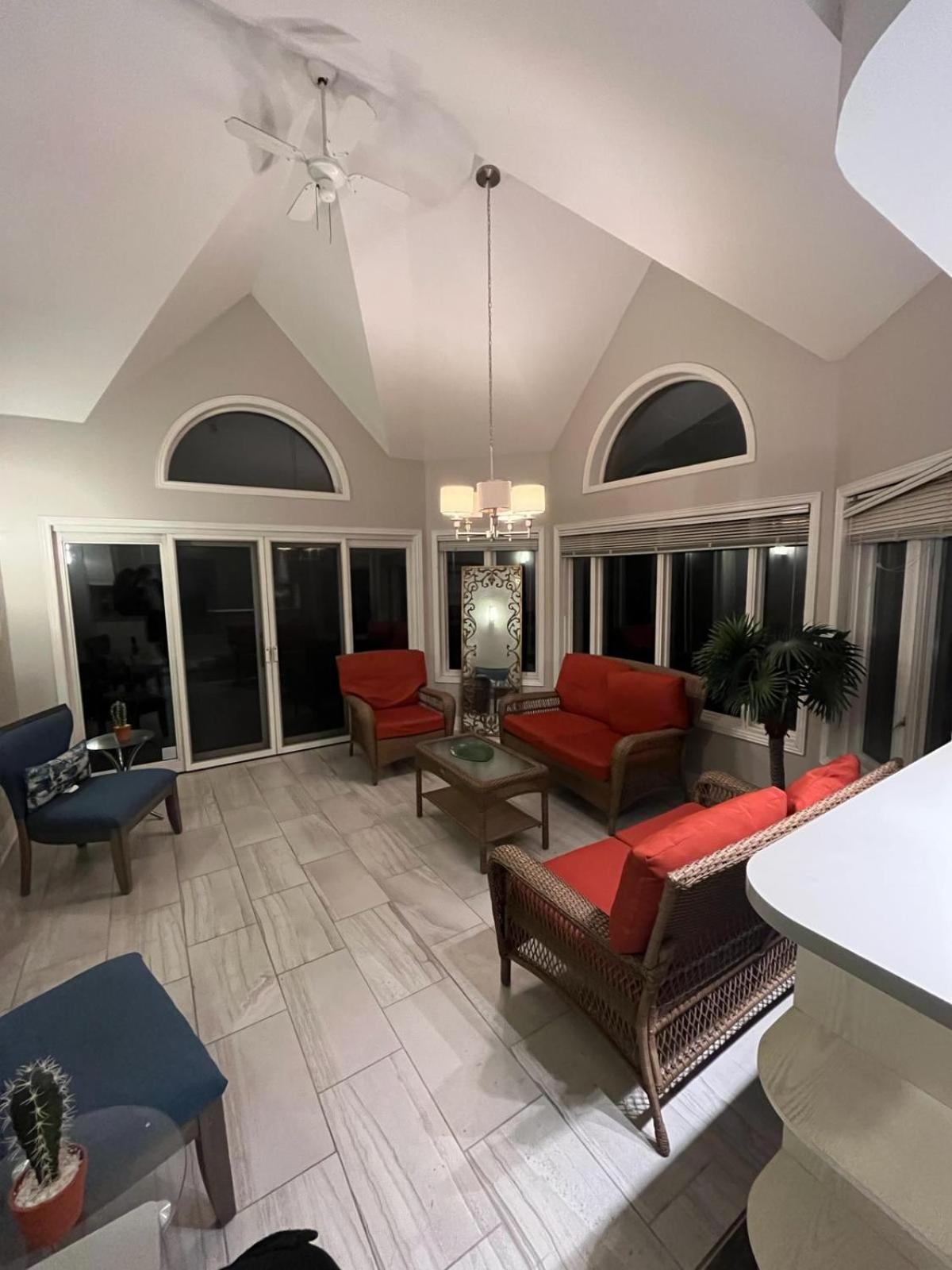 Luxurious Private Room Close to Amenities 25 Min to Downtown Toronto P2b