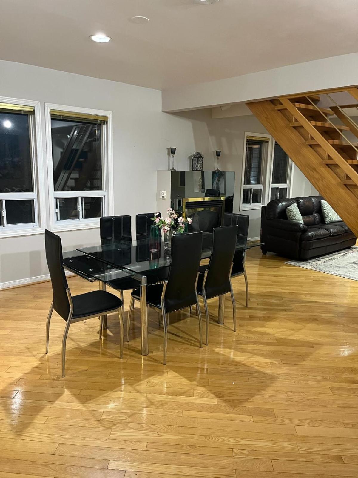 Luxurious Private Room Close to Amenities 25 Min to Downtown Toronto P2b