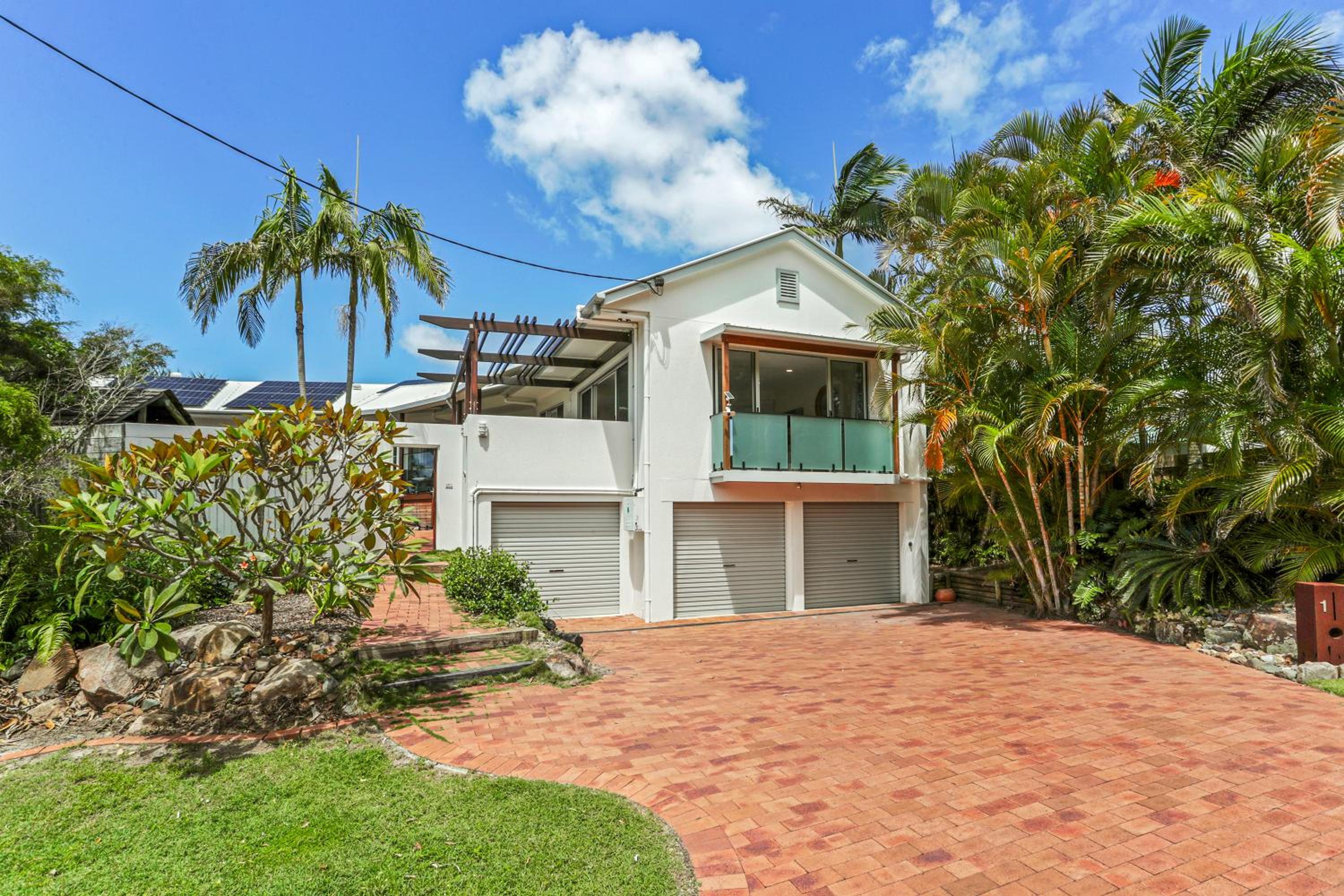 A Tropical Family Oasis in Sunshine Beach