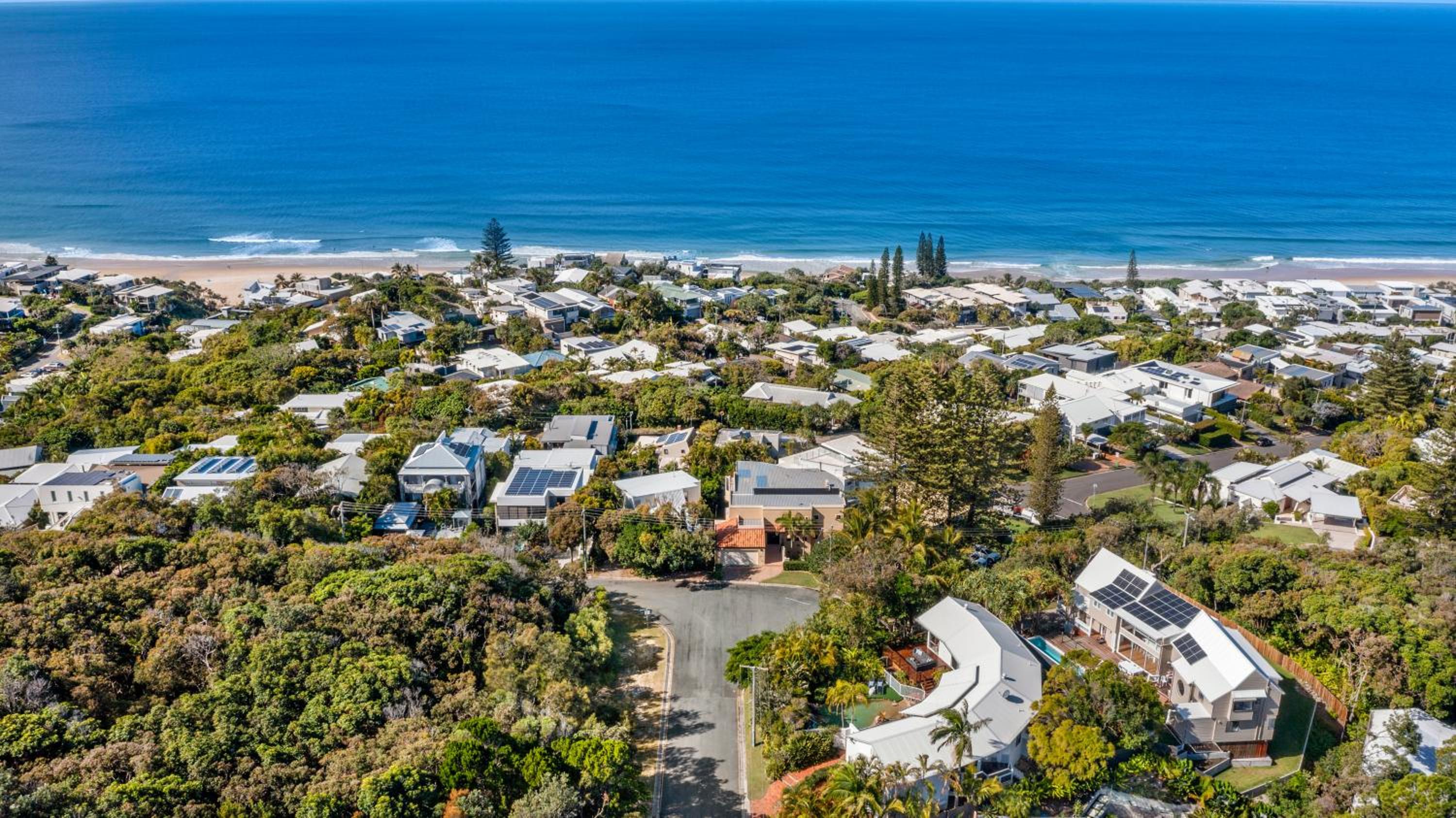 A Tropical Family Oasis in Sunshine Beach