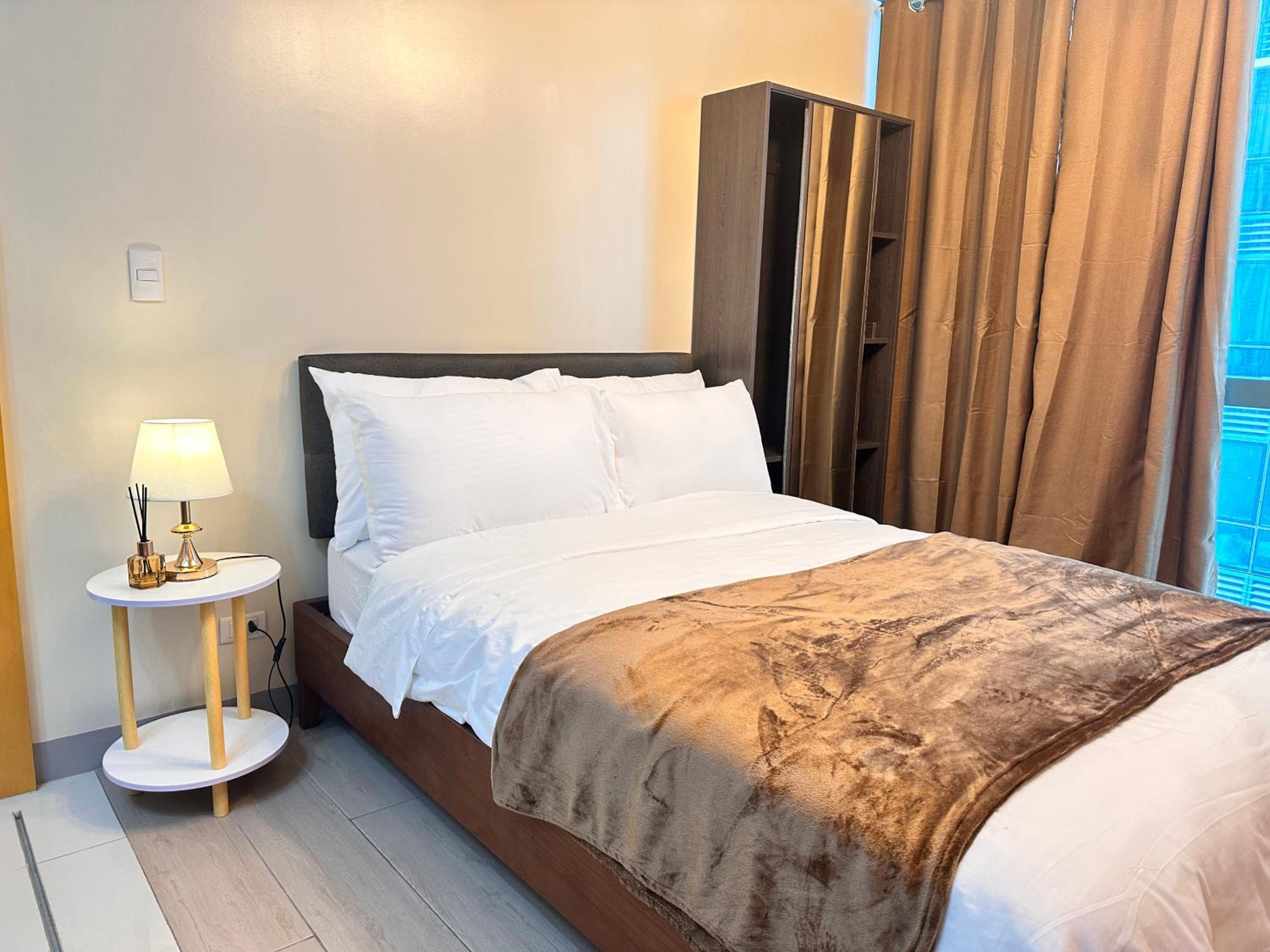 Premier Suite in Uptown Bonifacio Global City view 3