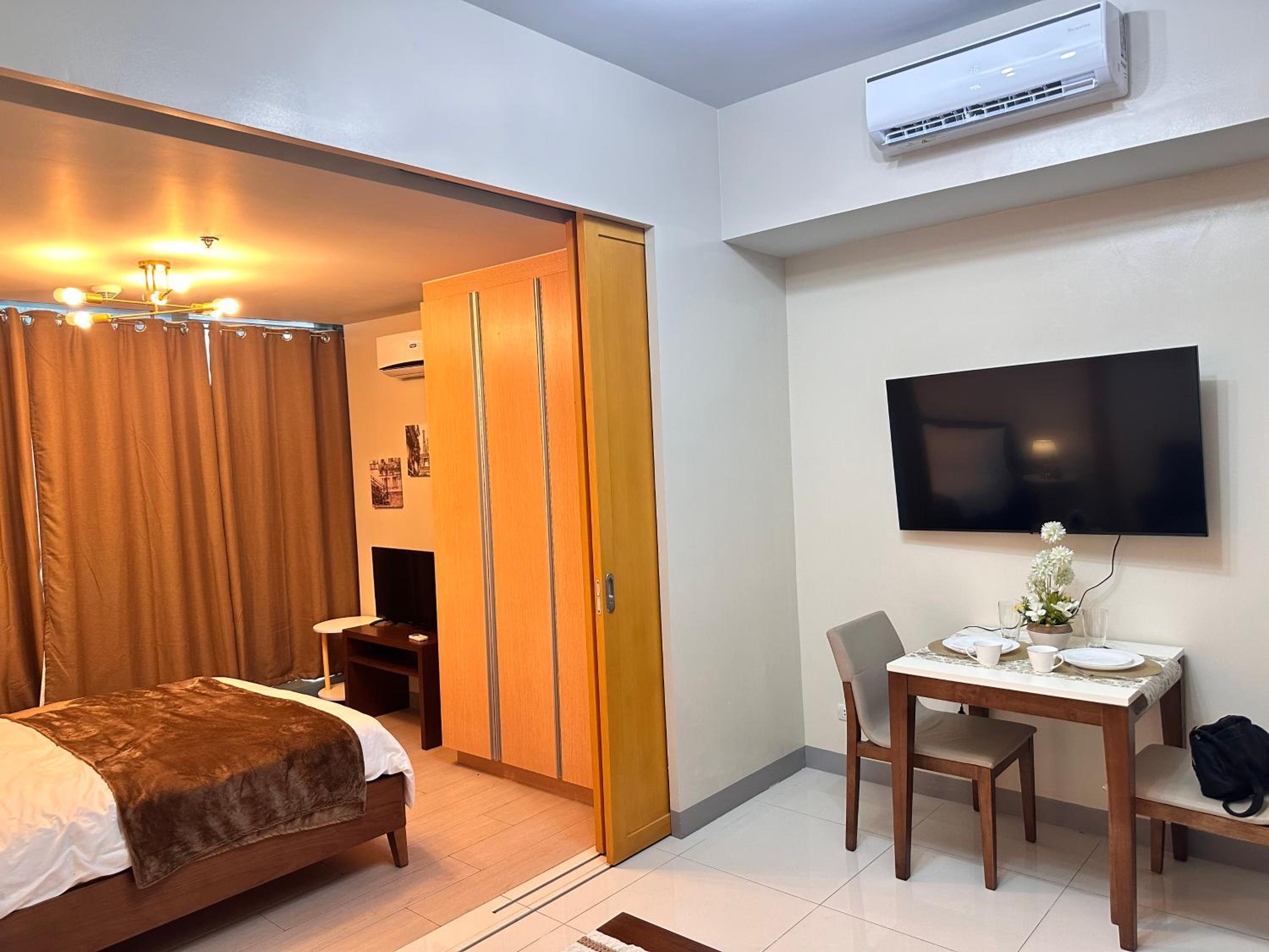 Premier Suite in Uptown Bonifacio Global City view 5