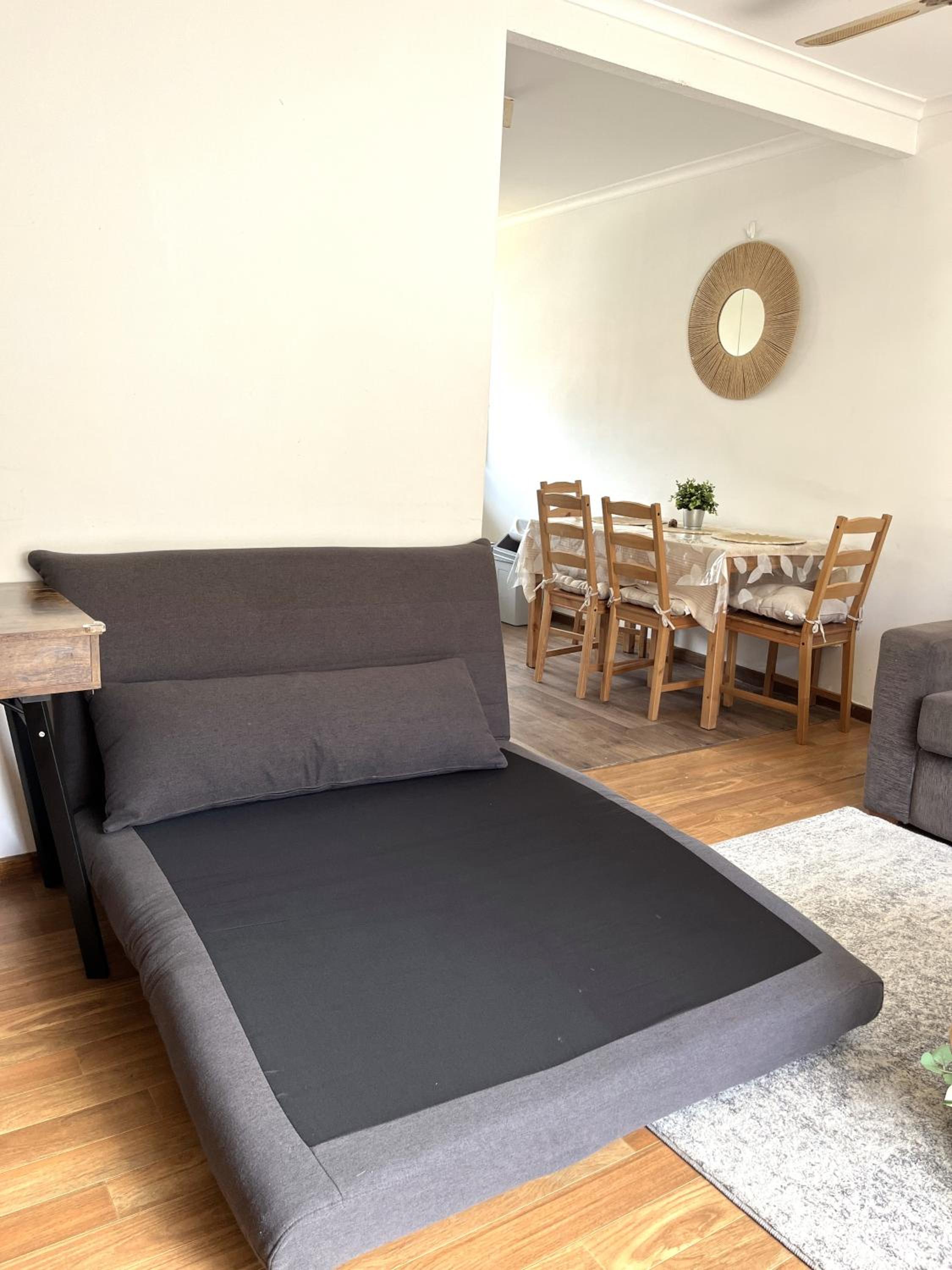 Stay next to train station! Melbourne CBD 12 km!