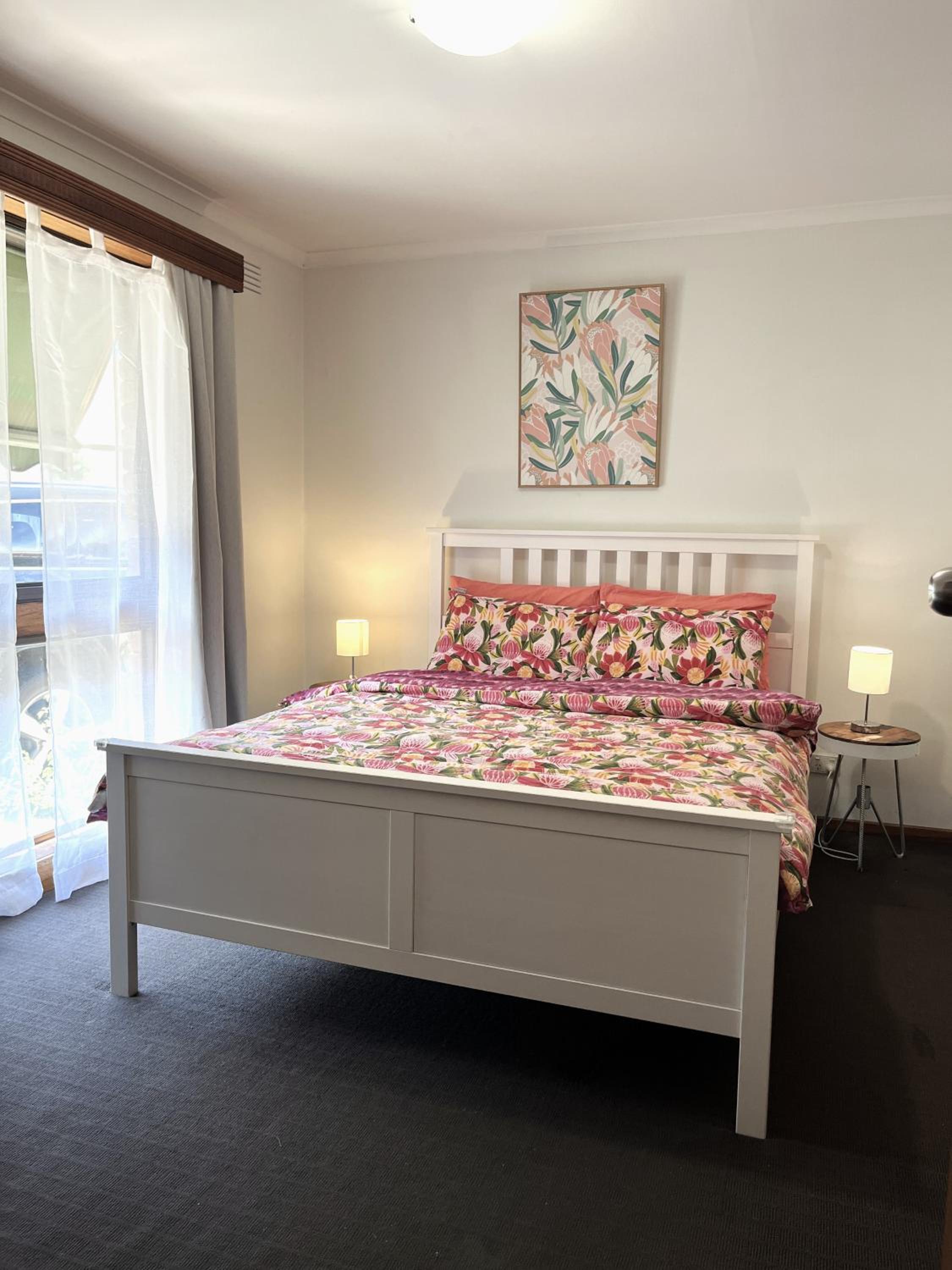 Stay next to train station! Melbourne CBD 12 km!