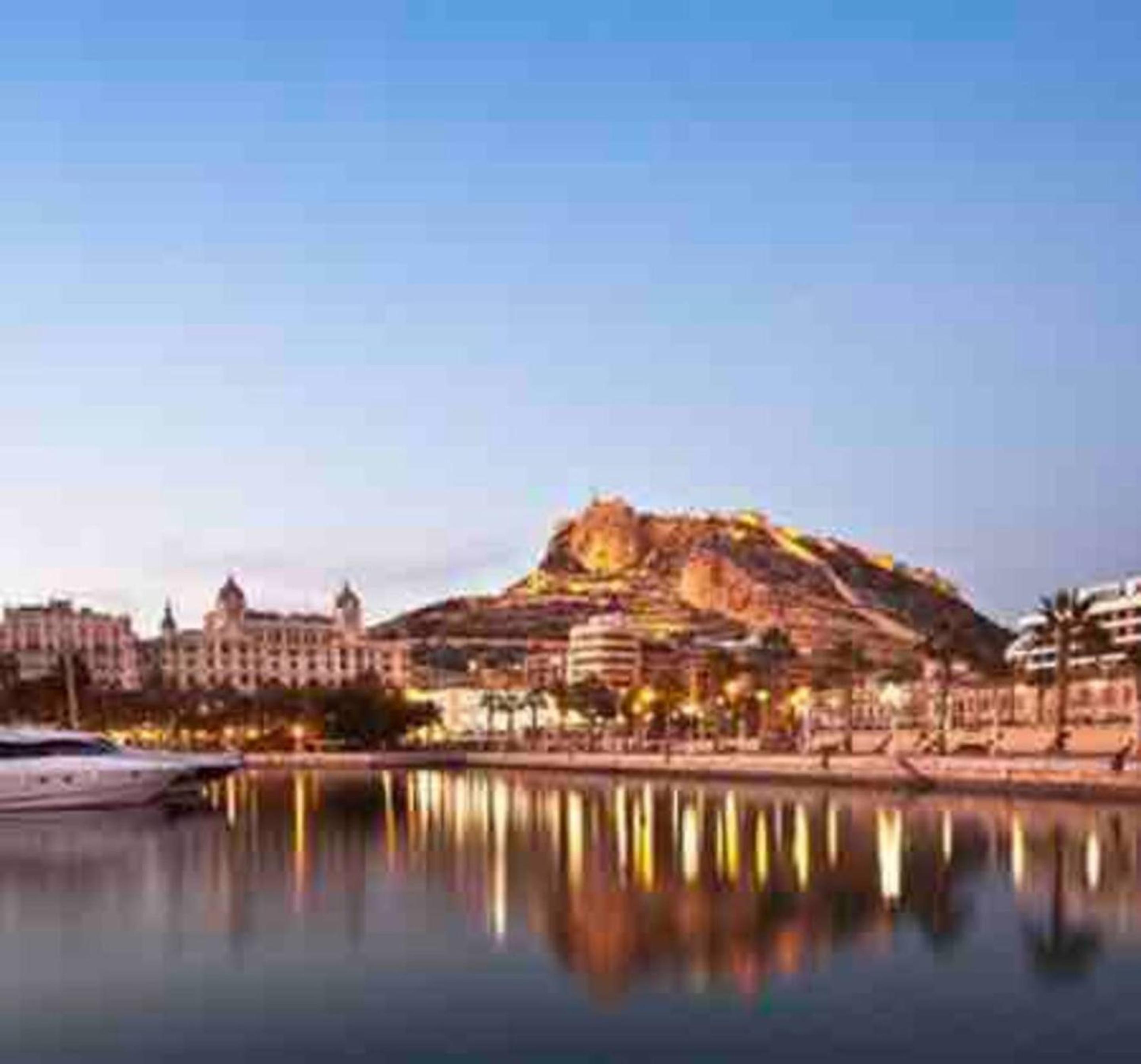 Spacious apartment with terrace in Alicante 120m² air conditioned view 5