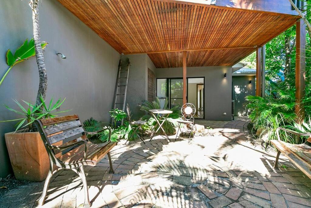 Pet Friendly Tropical Escape in Sunshine Beach