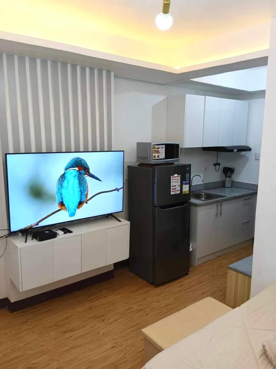 Cozy Ambiance Condo with Pool, Unli Wifi and Netflix view 2