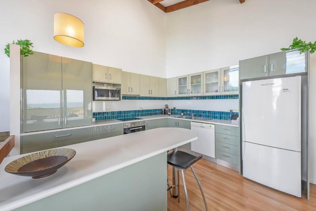 Sea Breeze - Blue Ocean Views & Pool