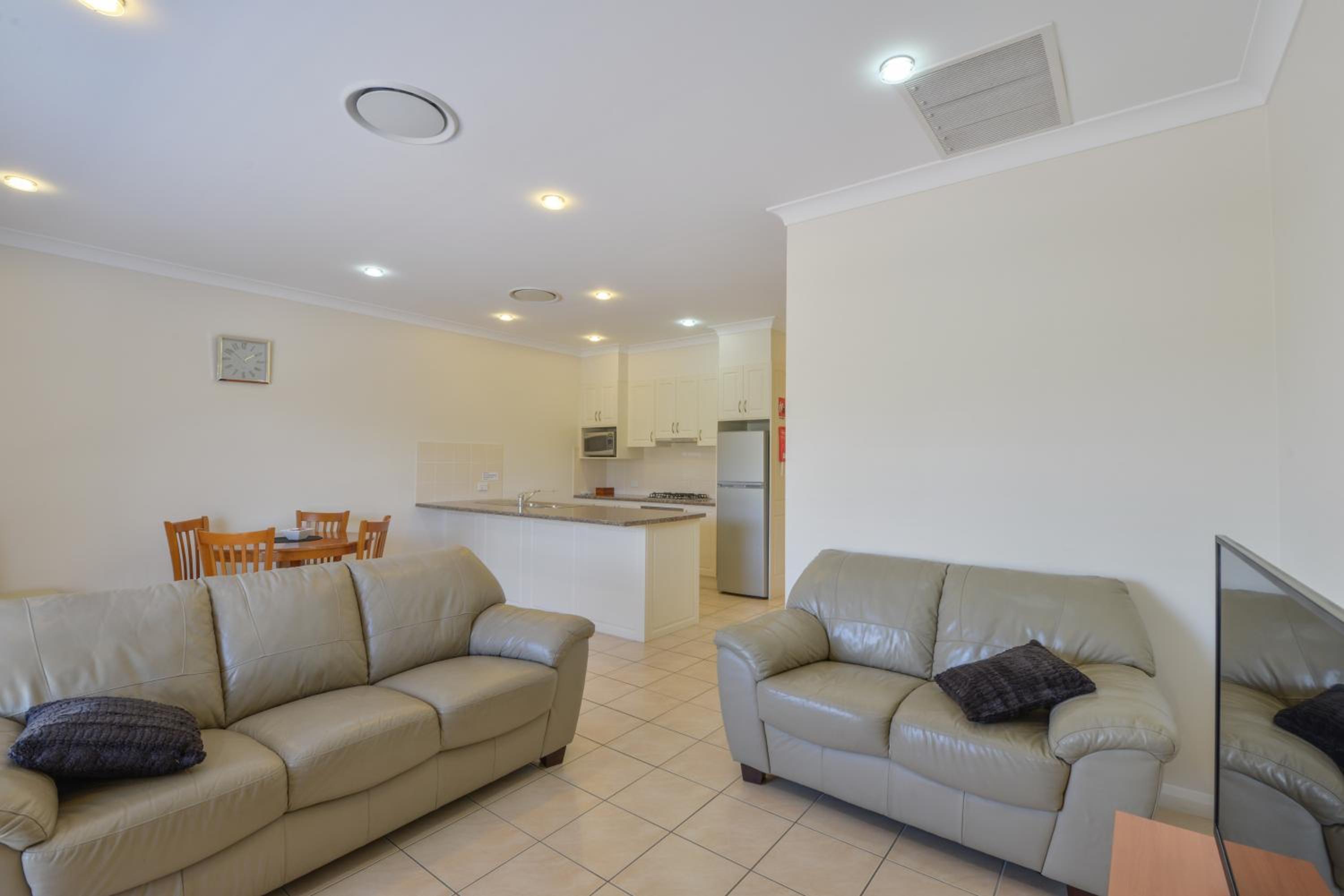 Cadman Motor Inn and Apartments