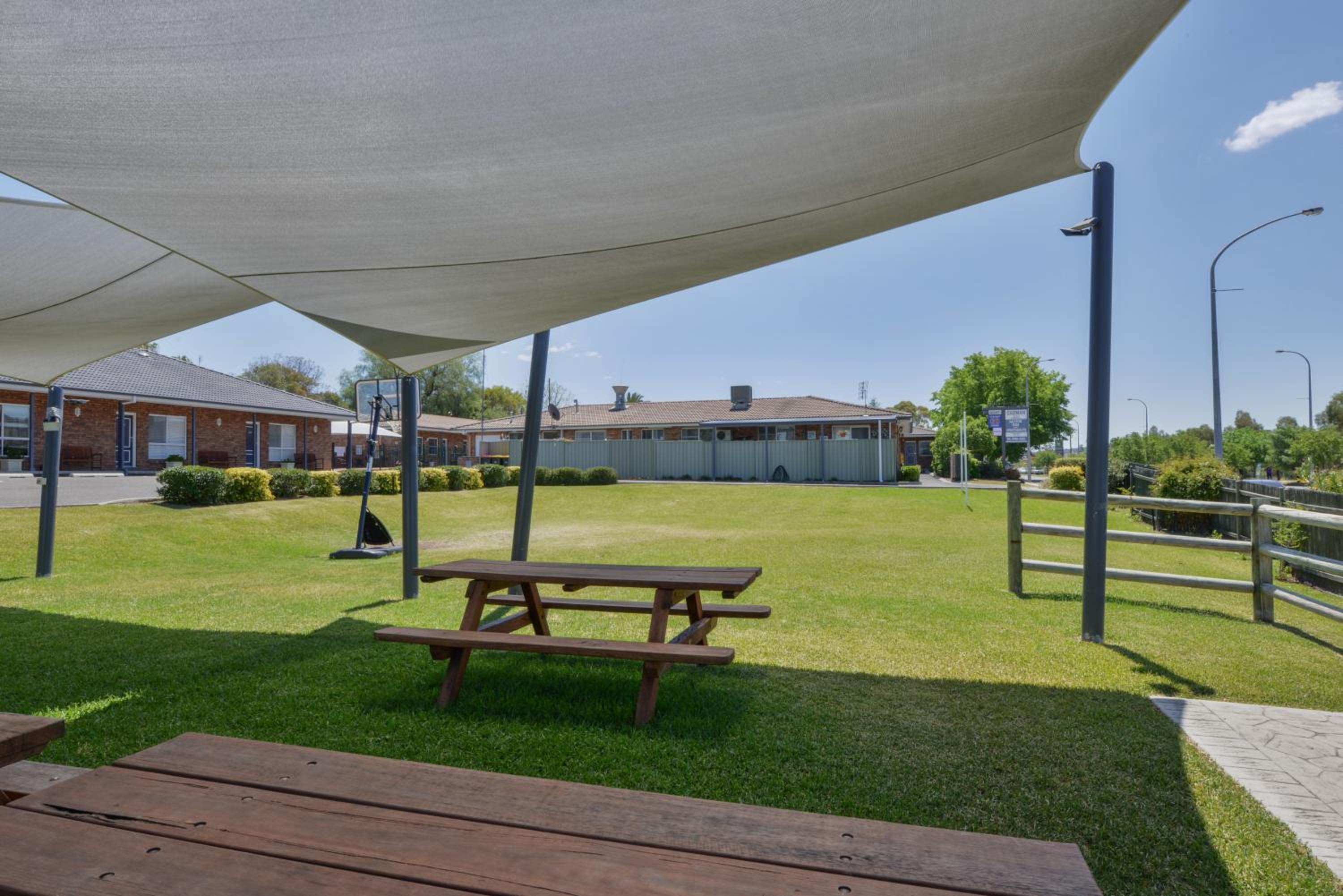 Cadman Motor Inn and Apartments