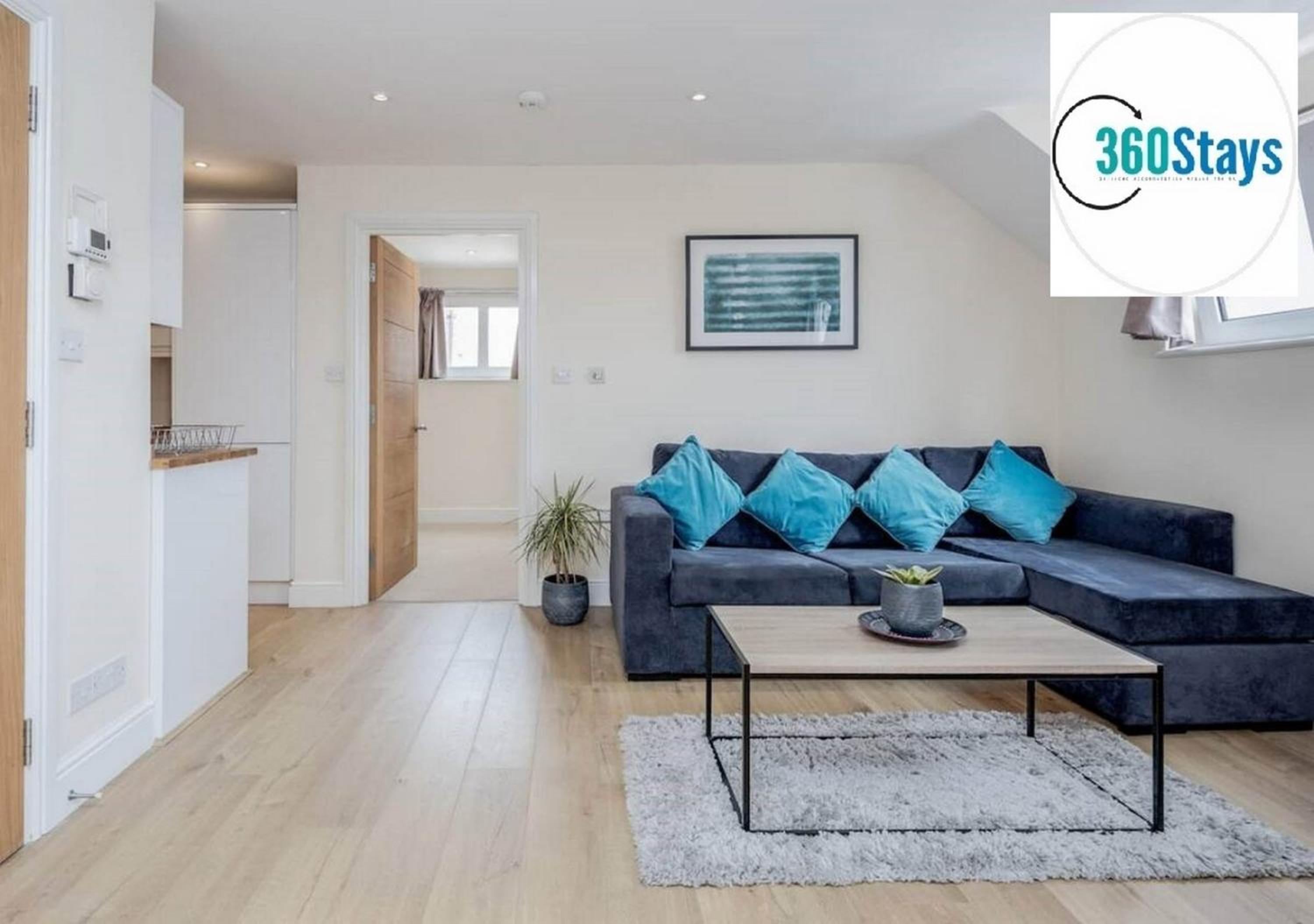 Luxury 1 Bedroom Apartment 06 with Parking in Maidenhead by 360stays view 3