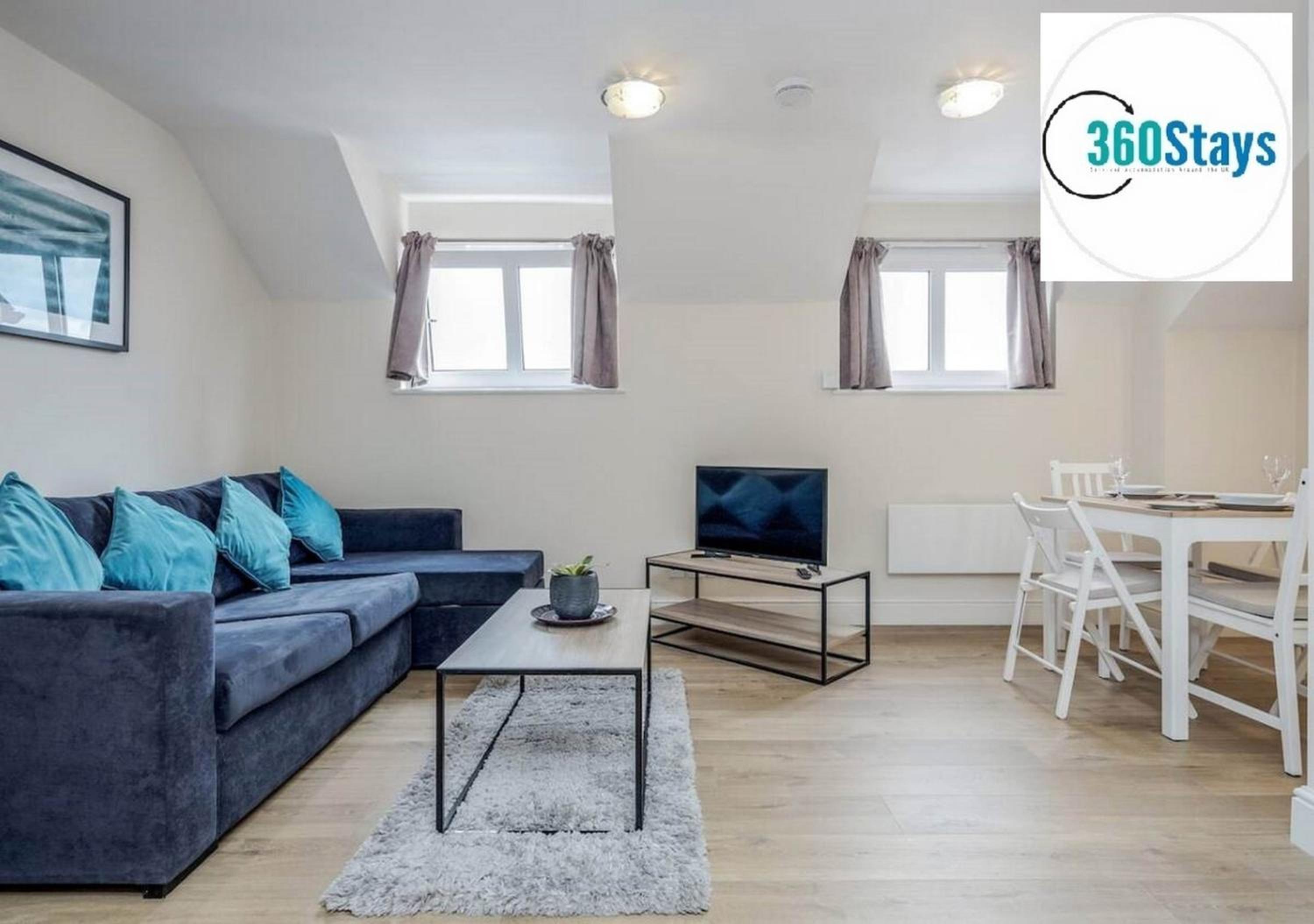 Luxury 1 Bedroom Apartment 06 with Parking in Maidenhead by 360stays view 2