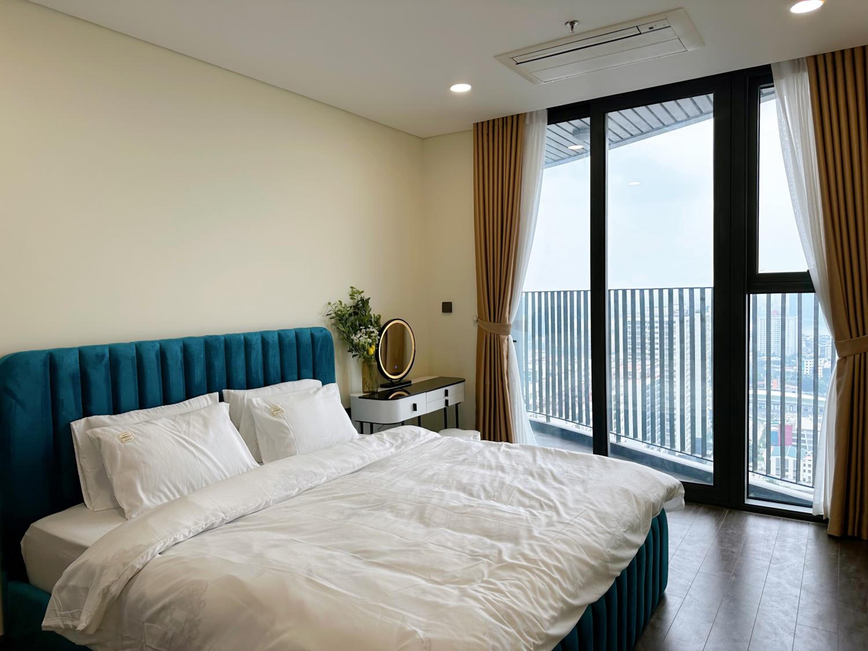 Apartments in Han Jardin Building next West Lake