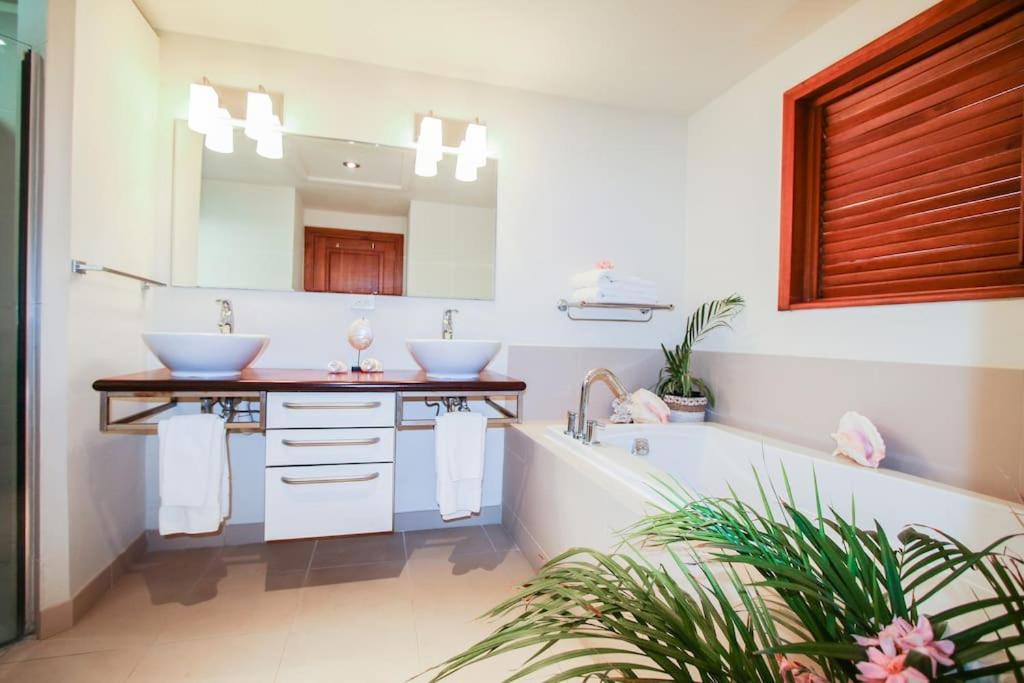 The Hideaway 3 Bedroom suite Pool/Sea View