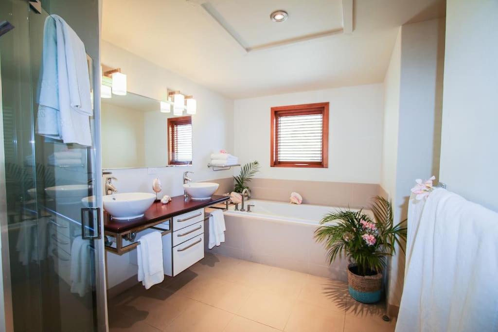 The Hideaway 3 Bedroom suite Pool/Sea View