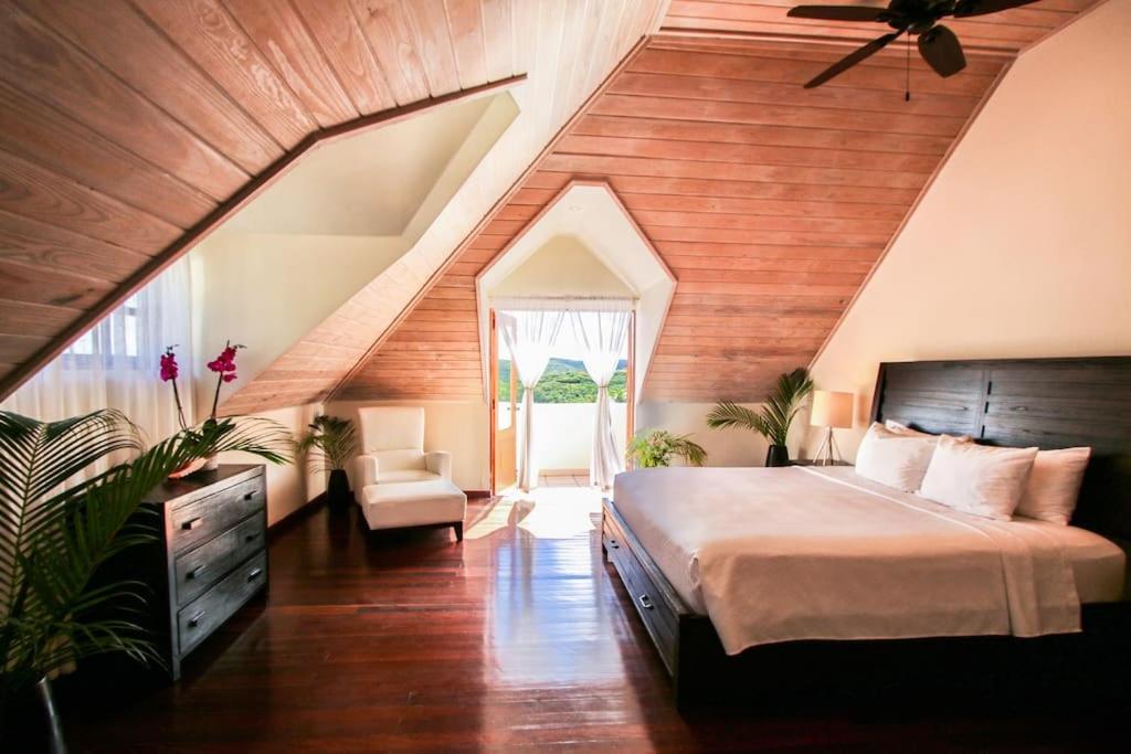The Hideaway 3 Bedroom suite Pool/Sea View