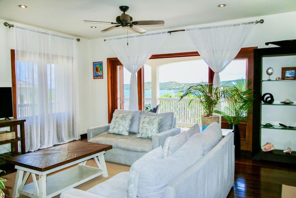 The Hideaway 3 Bedroom suite Pool/Sea View