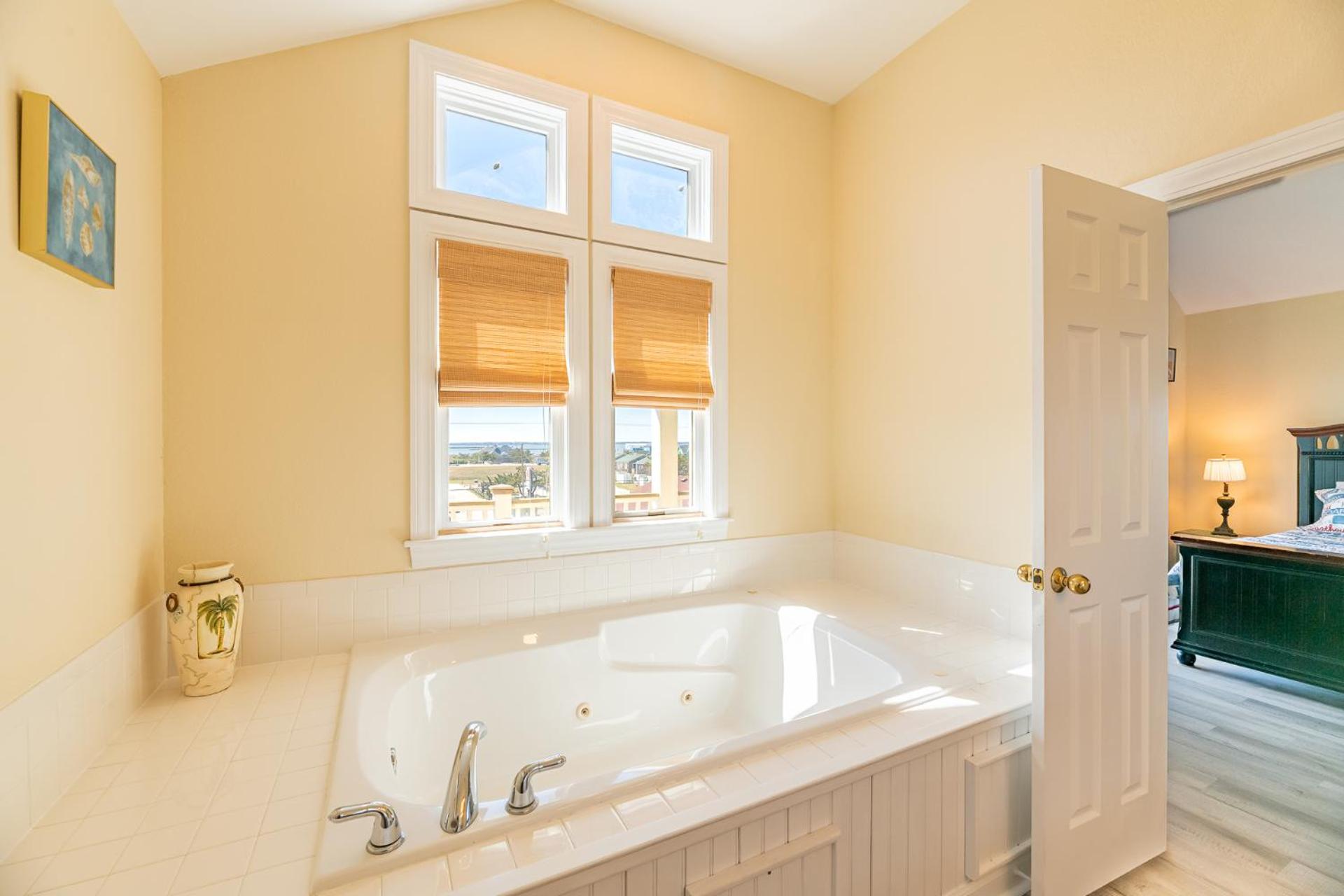 Savannah - Nags Head MP 16, Oceanfront, Direct Beach Access, Pool, Hot Tub, Pool Table