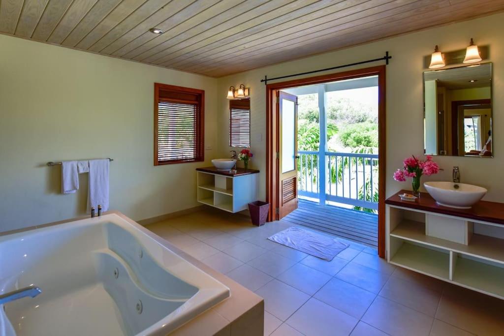 The Hideaway 3 Bedroom Townhouse with Pool