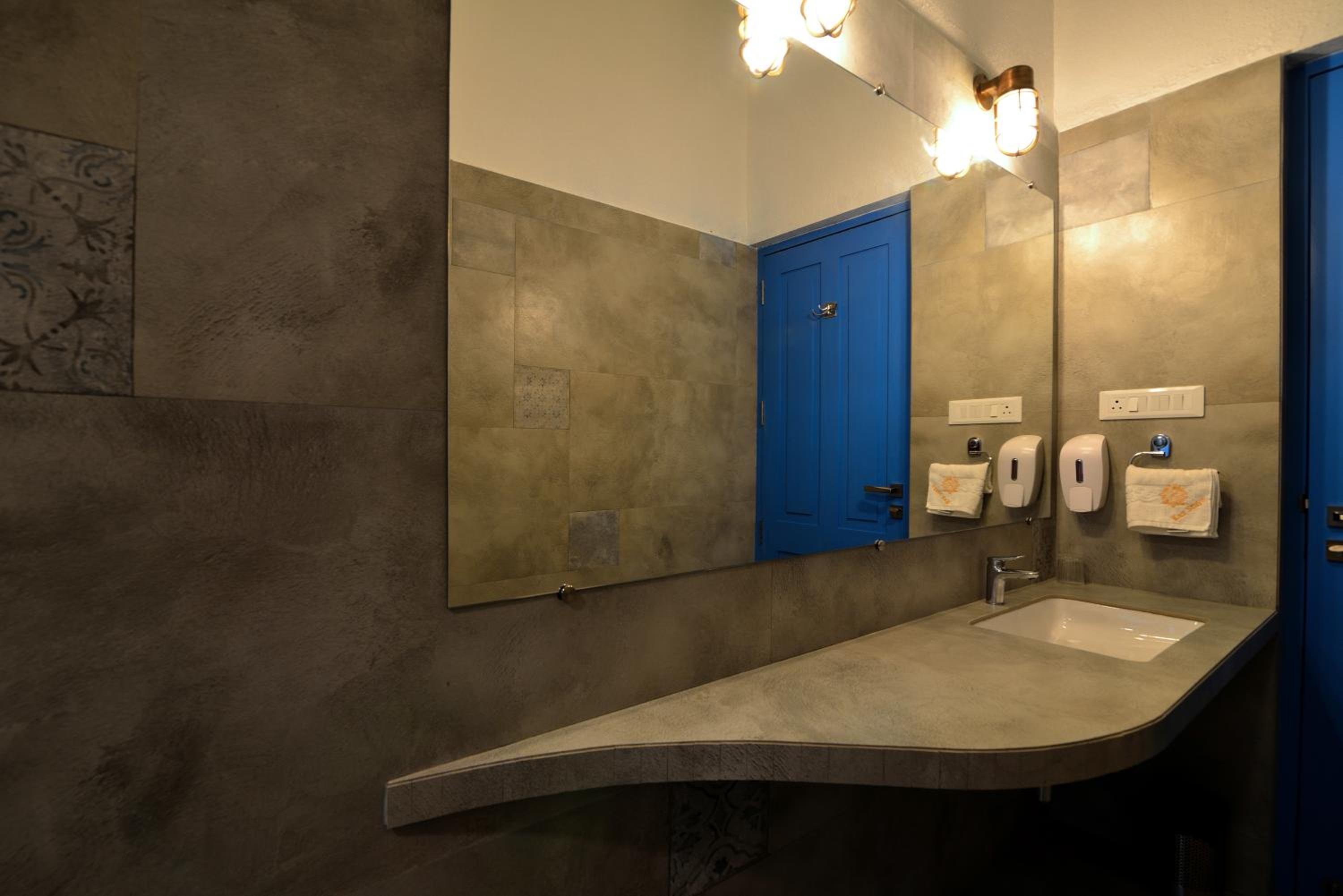 1517 Greek House by Kaz Stays