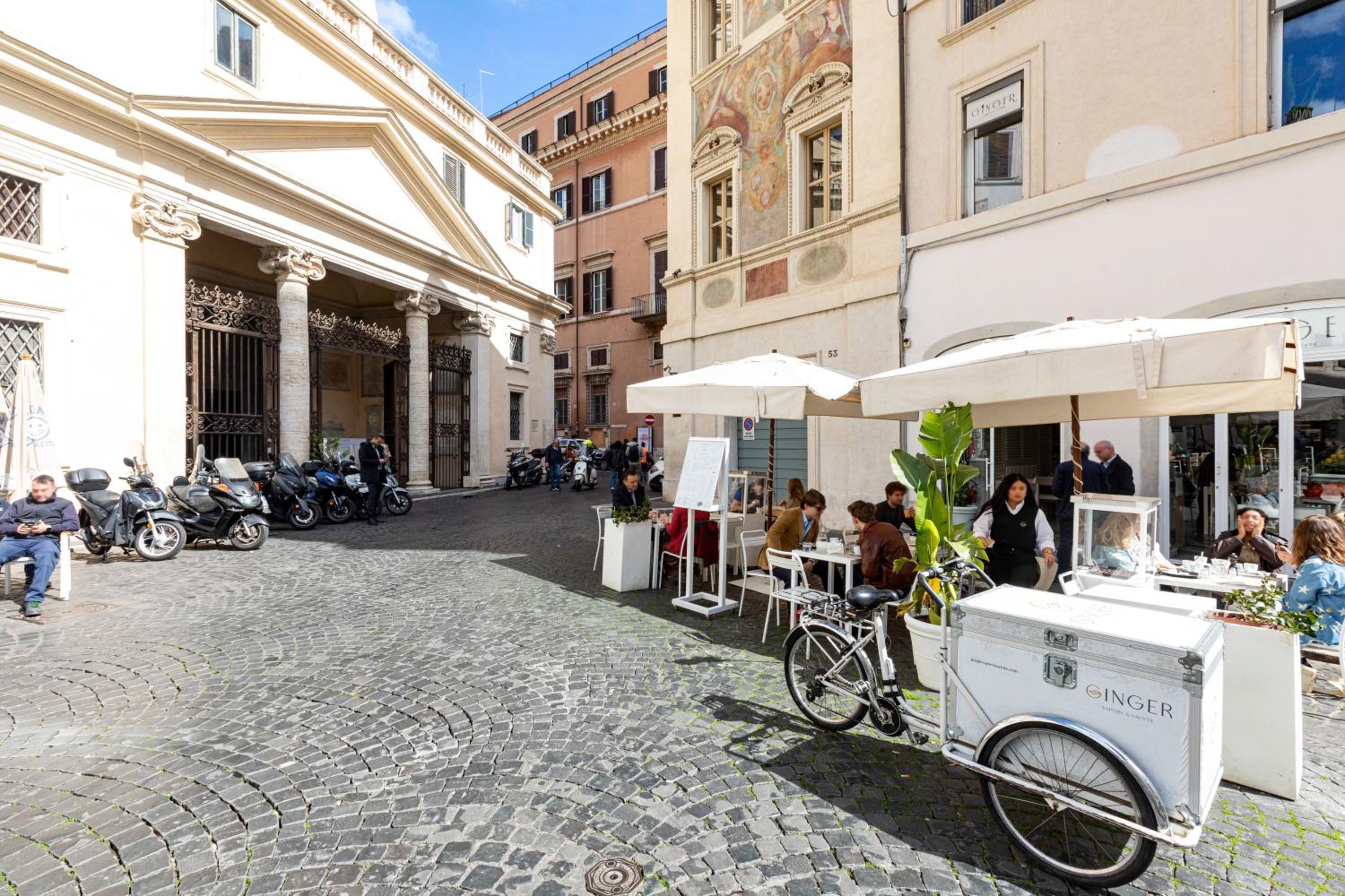 Apartment with nice terrace by the Amazing Pantheon