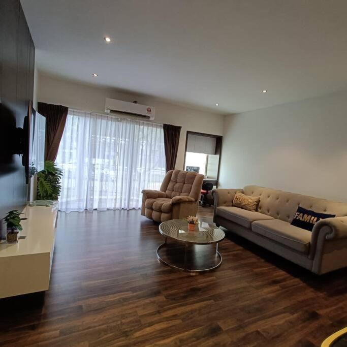 Modern 2-Bedroom KK City Centre Deluxe Apartment photo 1
