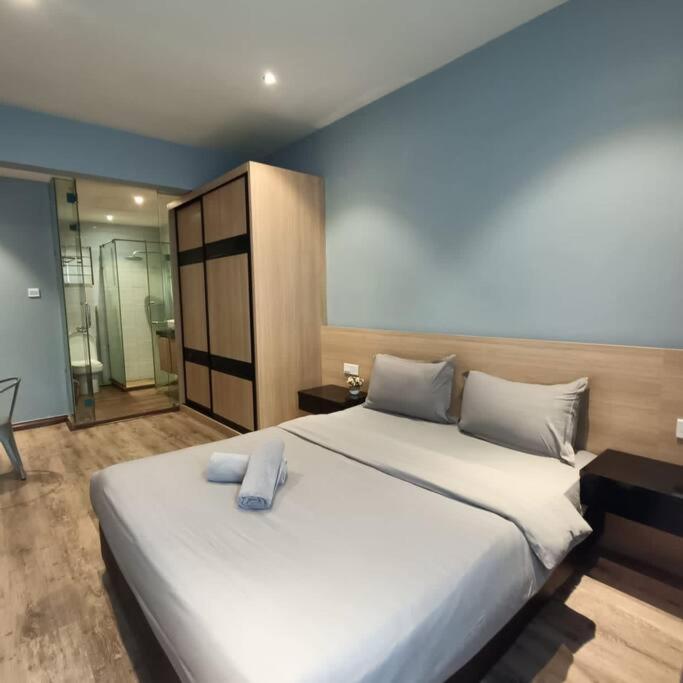 Modern 2-Bedroom KK City Centre Deluxe Apartment photo 2