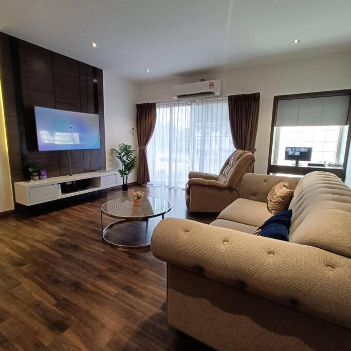 Modern 2-Bedroom KK City Centre Deluxe Apartment photo 3