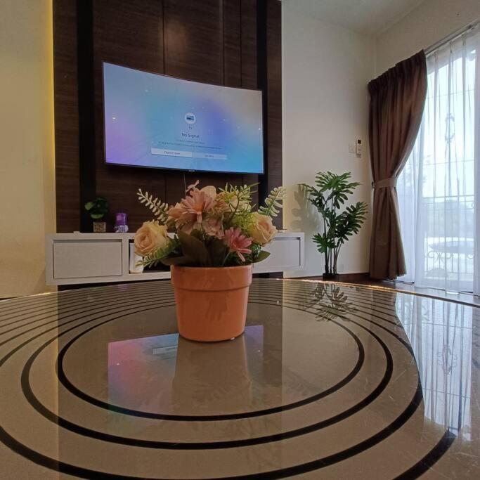 Modern 2-Bedroom KK City Centre Deluxe Apartment photo 4