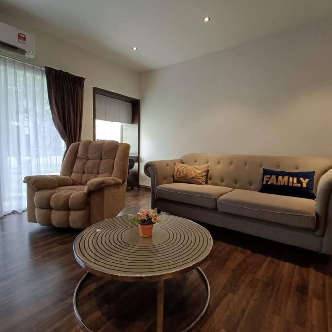 Modern 2-Bedroom KK City Centre Deluxe Apartment photo 5