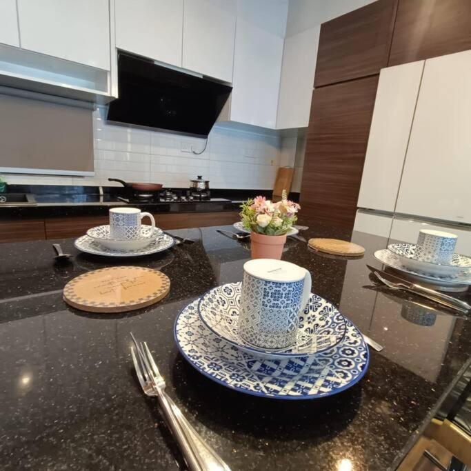Modern 2-Bedroom KK City Centre Deluxe Apartment photo 8
