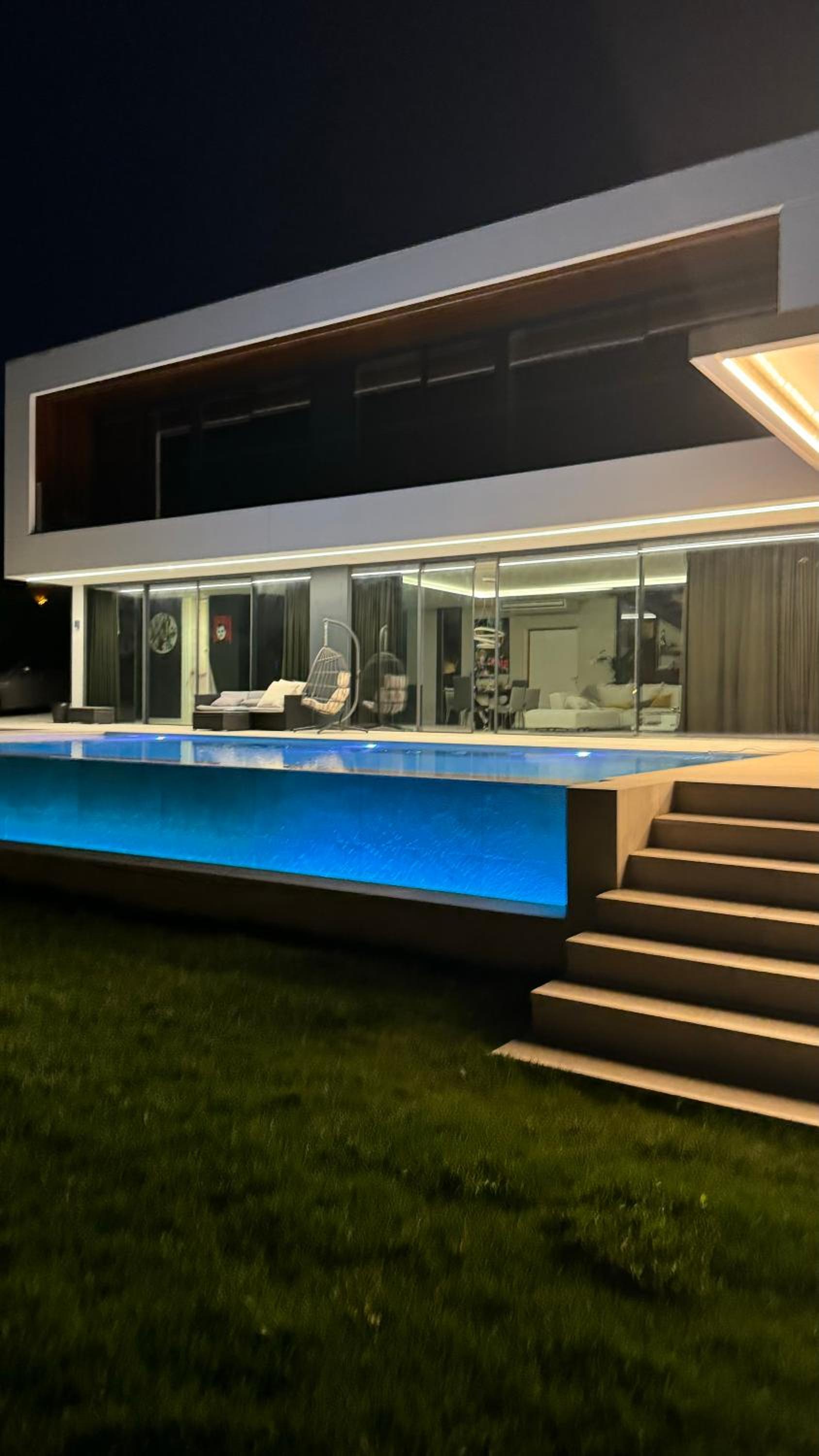Villa exclusiva con piscina infinity y jacuzzi!