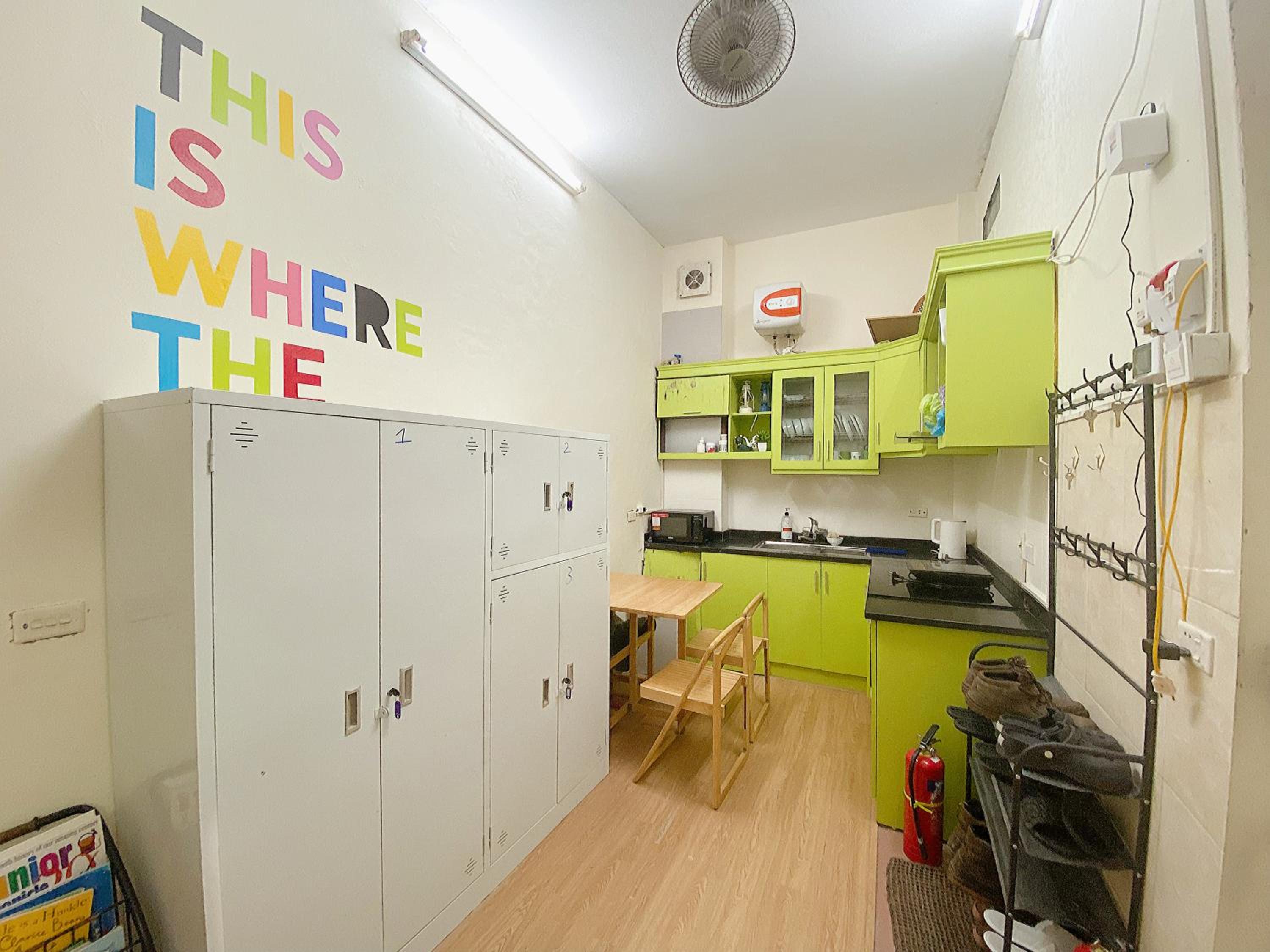 4 Bed Rooms with Kitchen for 11 guests Family-friendly Home in Hanoi Old Quarter