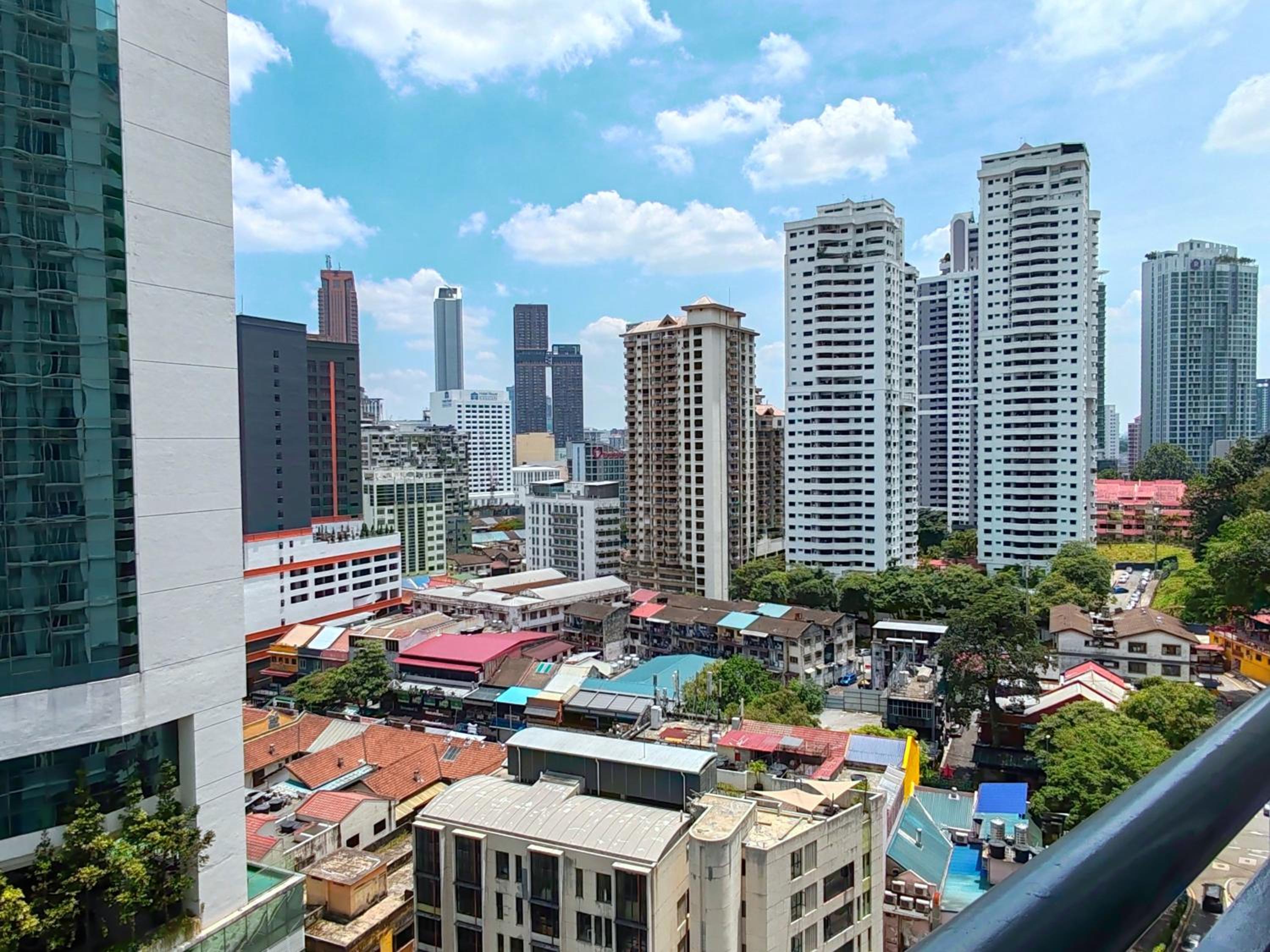 9 Bukit Bintang 5 minutes to Alor Street Seri Bukit Ceylon 2R2B 8 pax