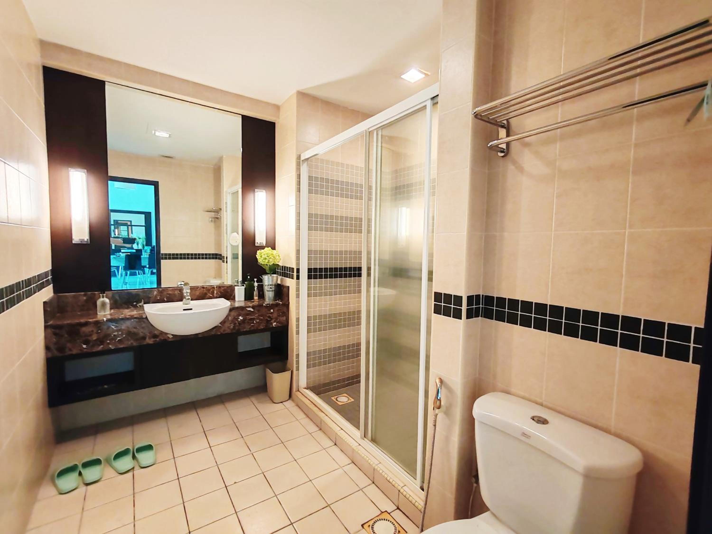 9 Bukit Bintang 5 minutes to Alor Street Seri Bukit Ceylon 2R2B 8 pax