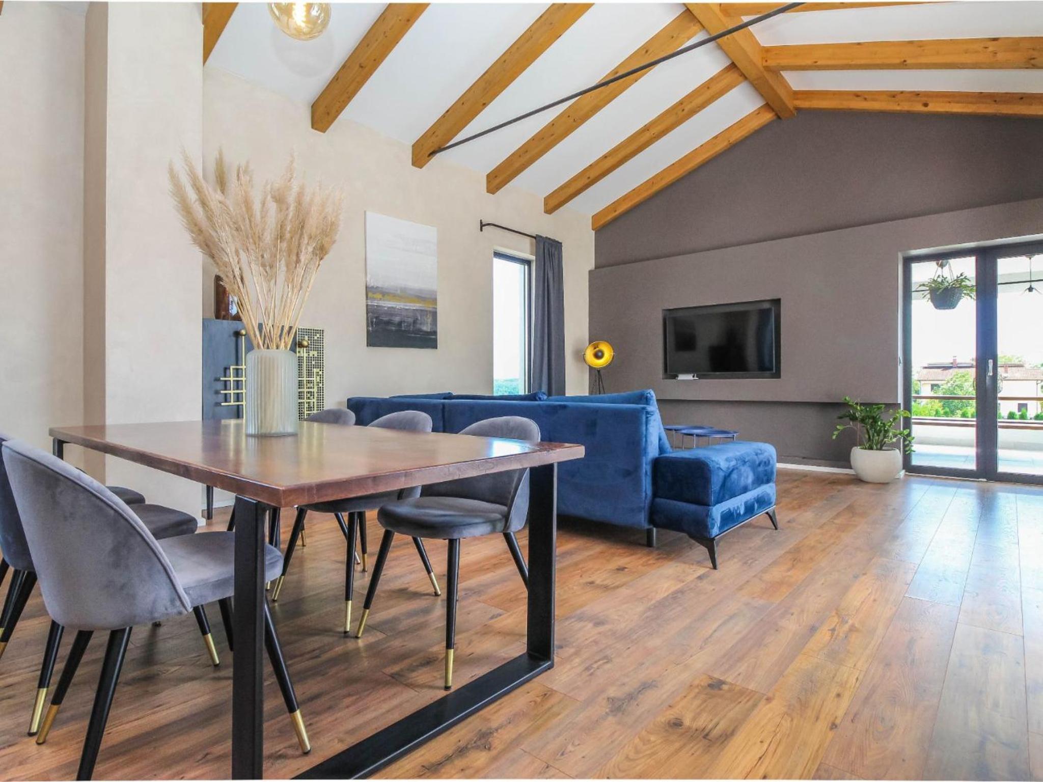 Beautiful Villa Una Sofia with pool in Tinjan