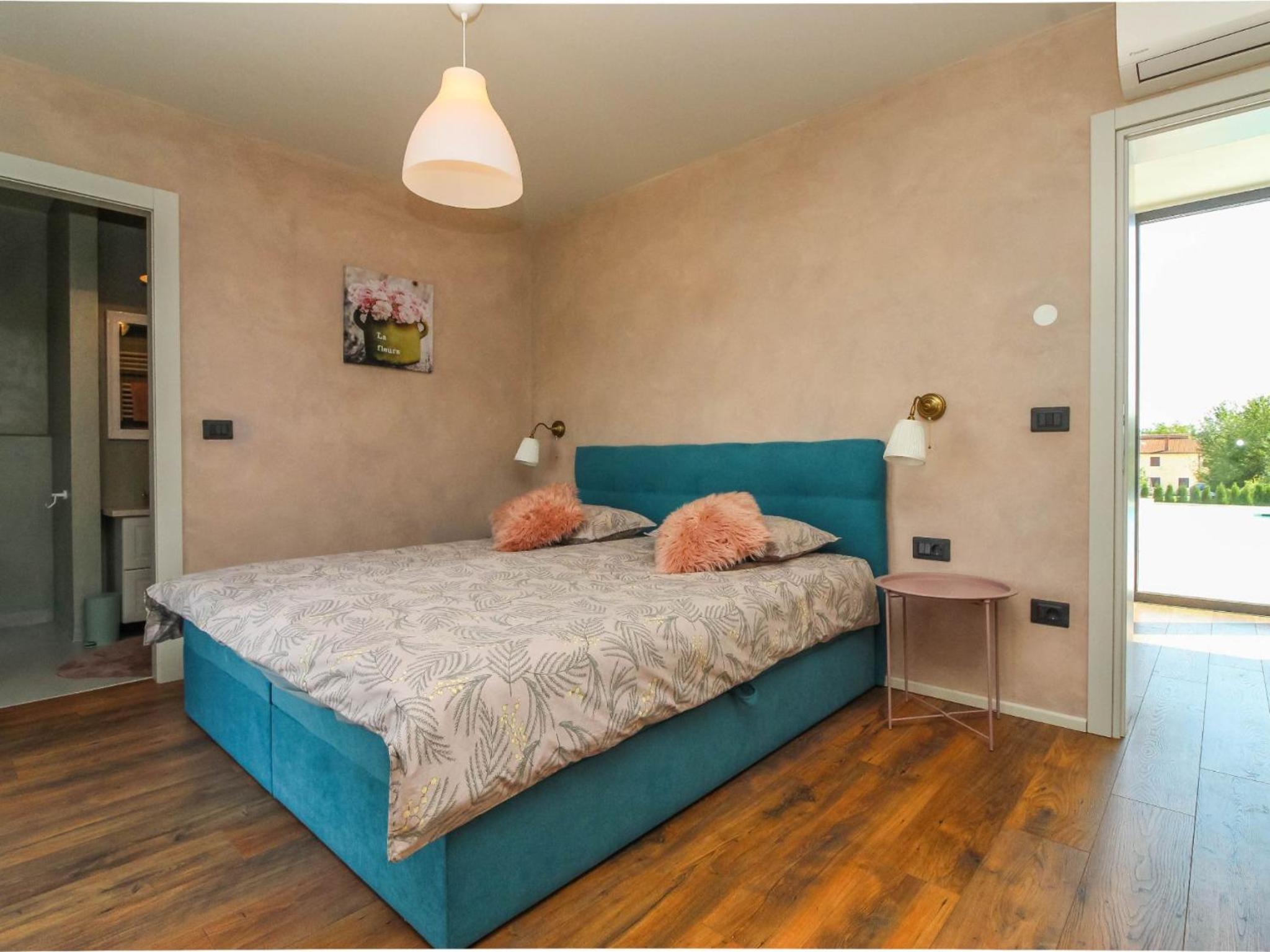 Beautiful Villa Una Sofia with pool in Tinjan