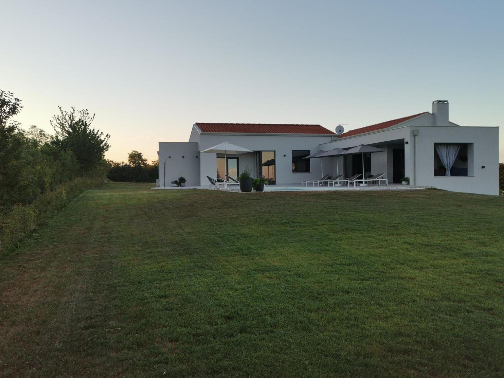 Beautiful Villa Una Sofia with pool in Tinjan