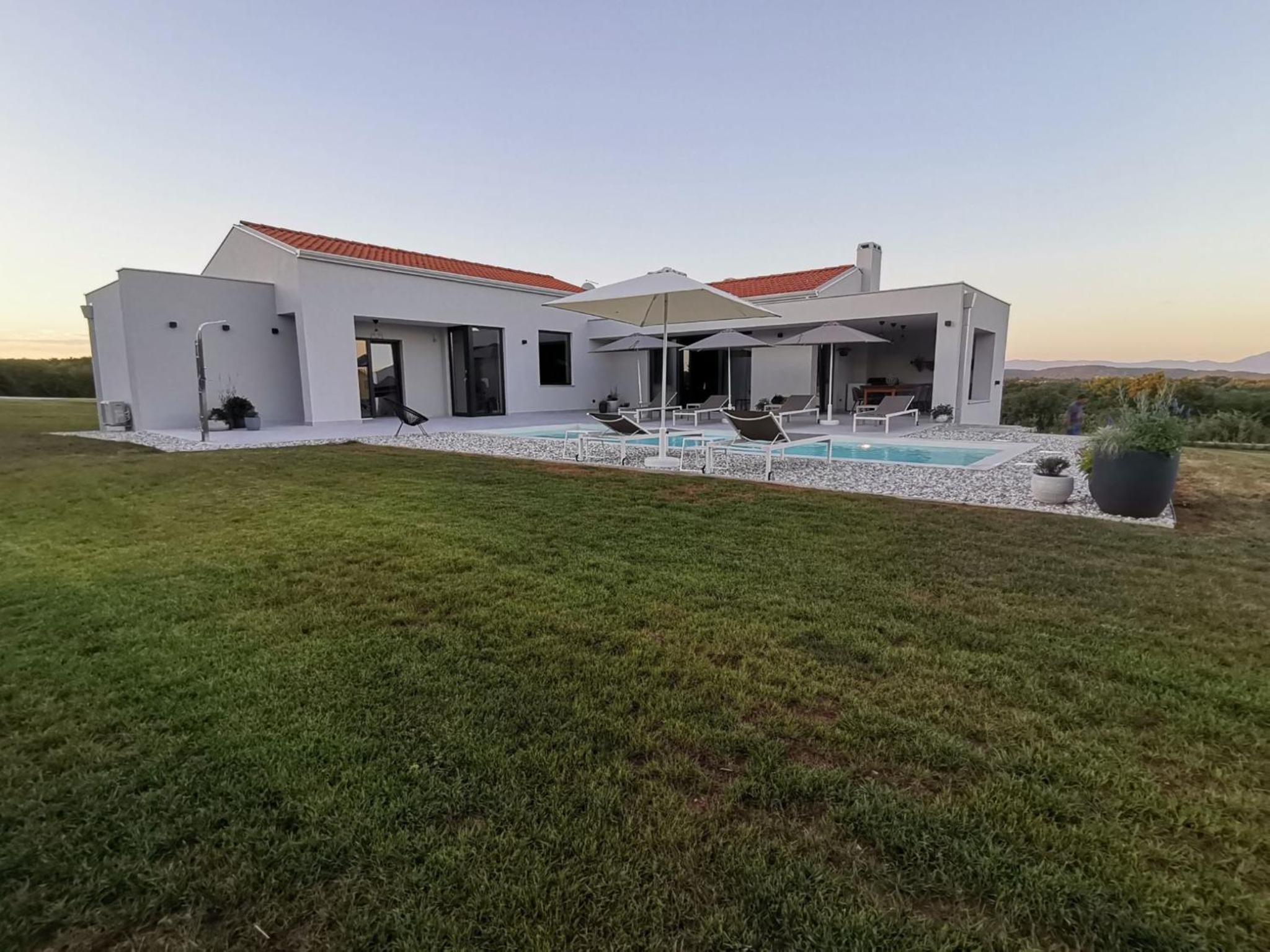 Beautiful Villa Una Sofia with pool in Tinjan